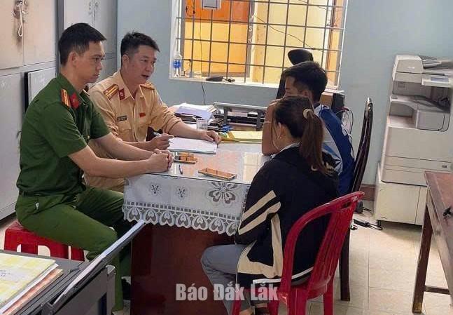 Xử lý một học sinh điều khiển xe đạp điện lạng lách, đánh võng 1 Cơ quan Công an xác minh, làm việc với em H. và gia đình.