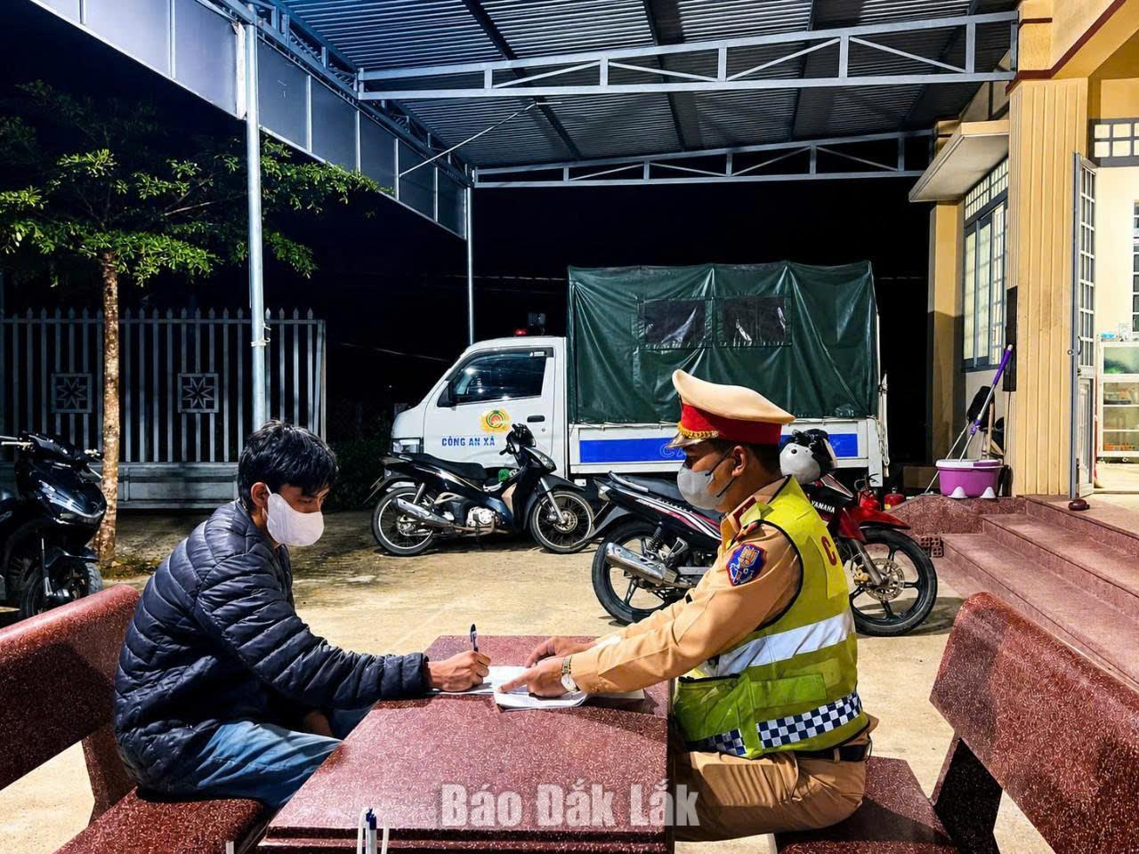Phát hiện lái xe điều khiển xe ô tô dương tính với ma túy 1 Lực lượng chức năng lập biên bản xử phạt vi phạm hành chính đối với tài xế H.N.T.