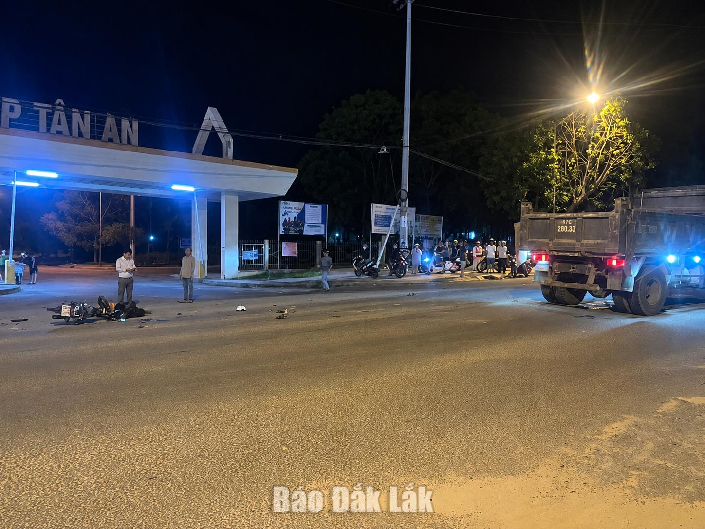 Hai người tử vong sau va chạm giữa xe máy và xe ben 1 Hiện trường vụ tai nạn.