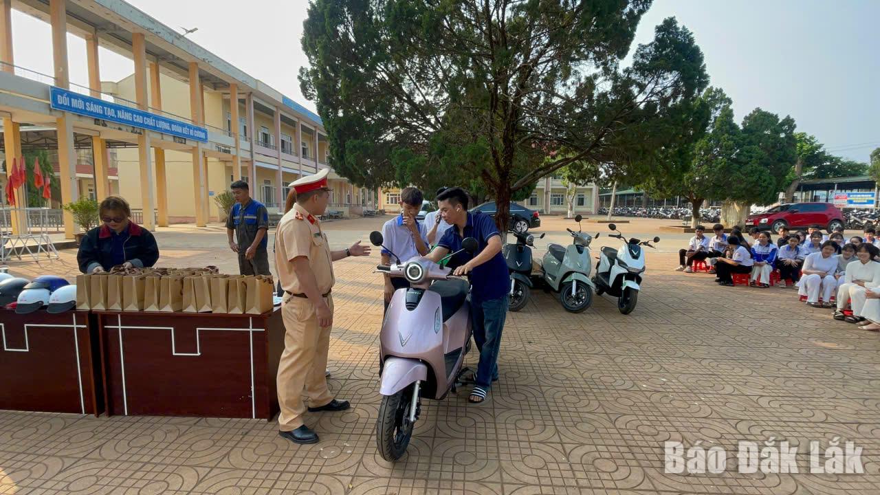Cán bộ Phòng CSGT tuyên truyền an toàn giao thông cho học sinh trên địa bàn tỉnh.