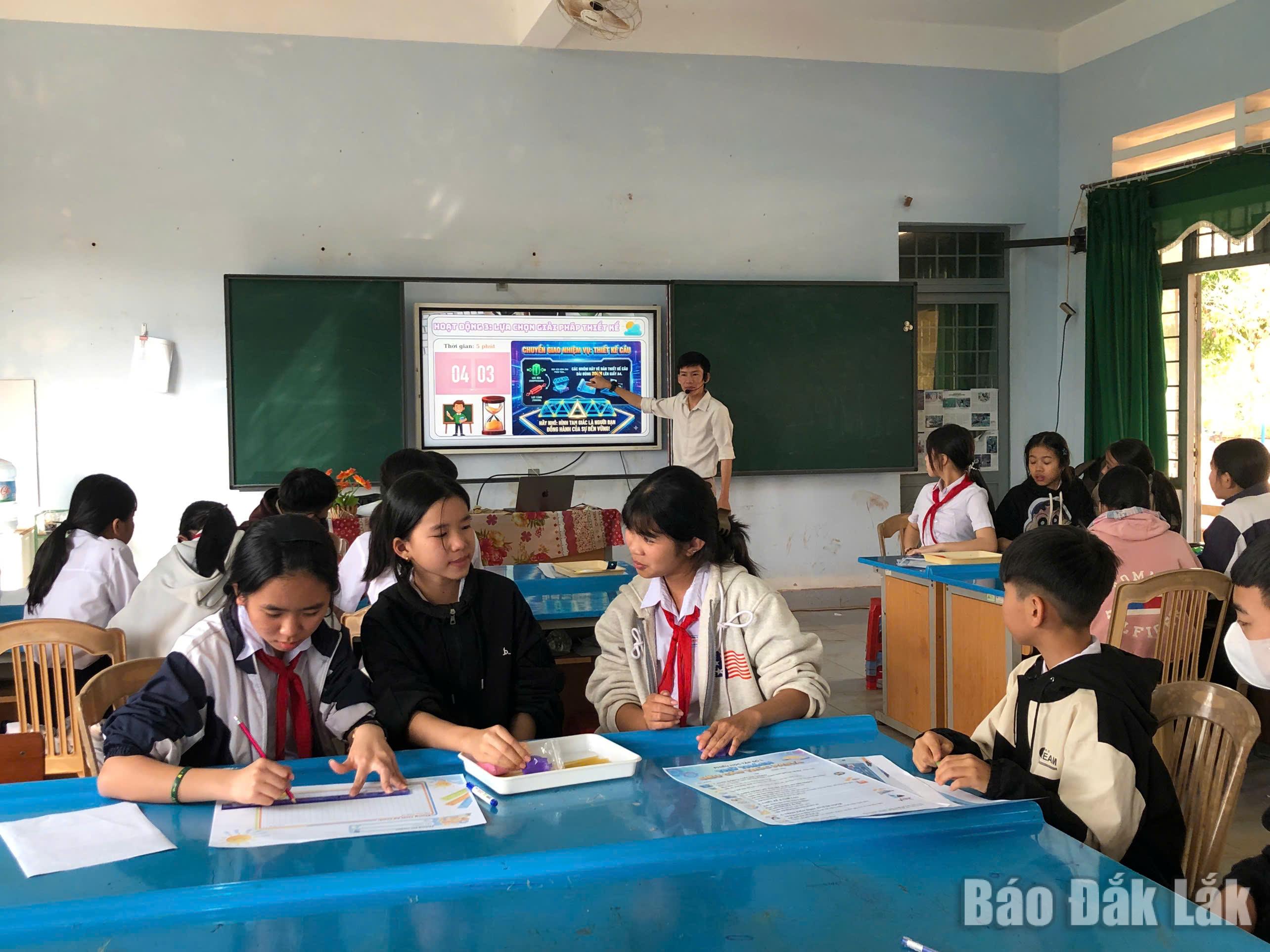 anh 3. hoc sinh tham gia tiet hoc stem tai lop 20260524191705 20260526200638