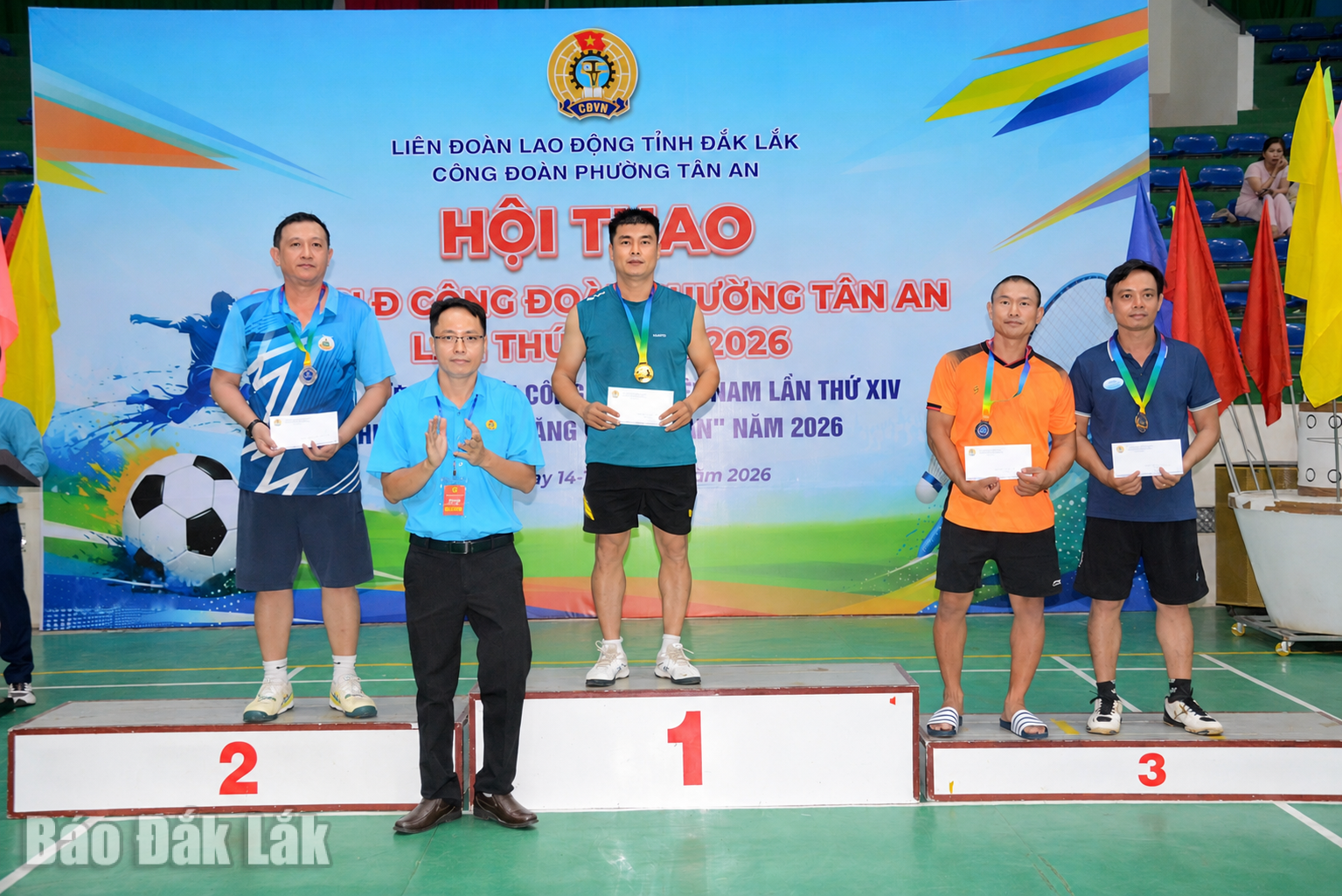 Ban tổ chức trao giải môn cầu lông, nội dung đơn nam trên 40 tuổi.