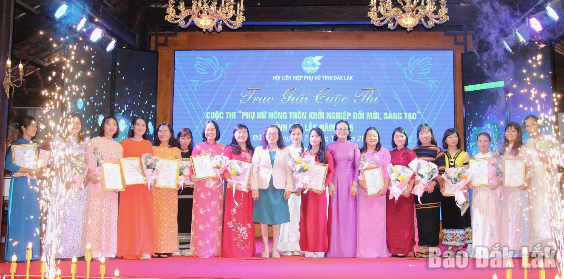 Phát động Cuộc thi “Phụ nữ Đắk Lắk khởi nghiệp sáng tạo - Kiến tạo tương lai xanh” năm 2026 1 Ban tổ chức trao giải