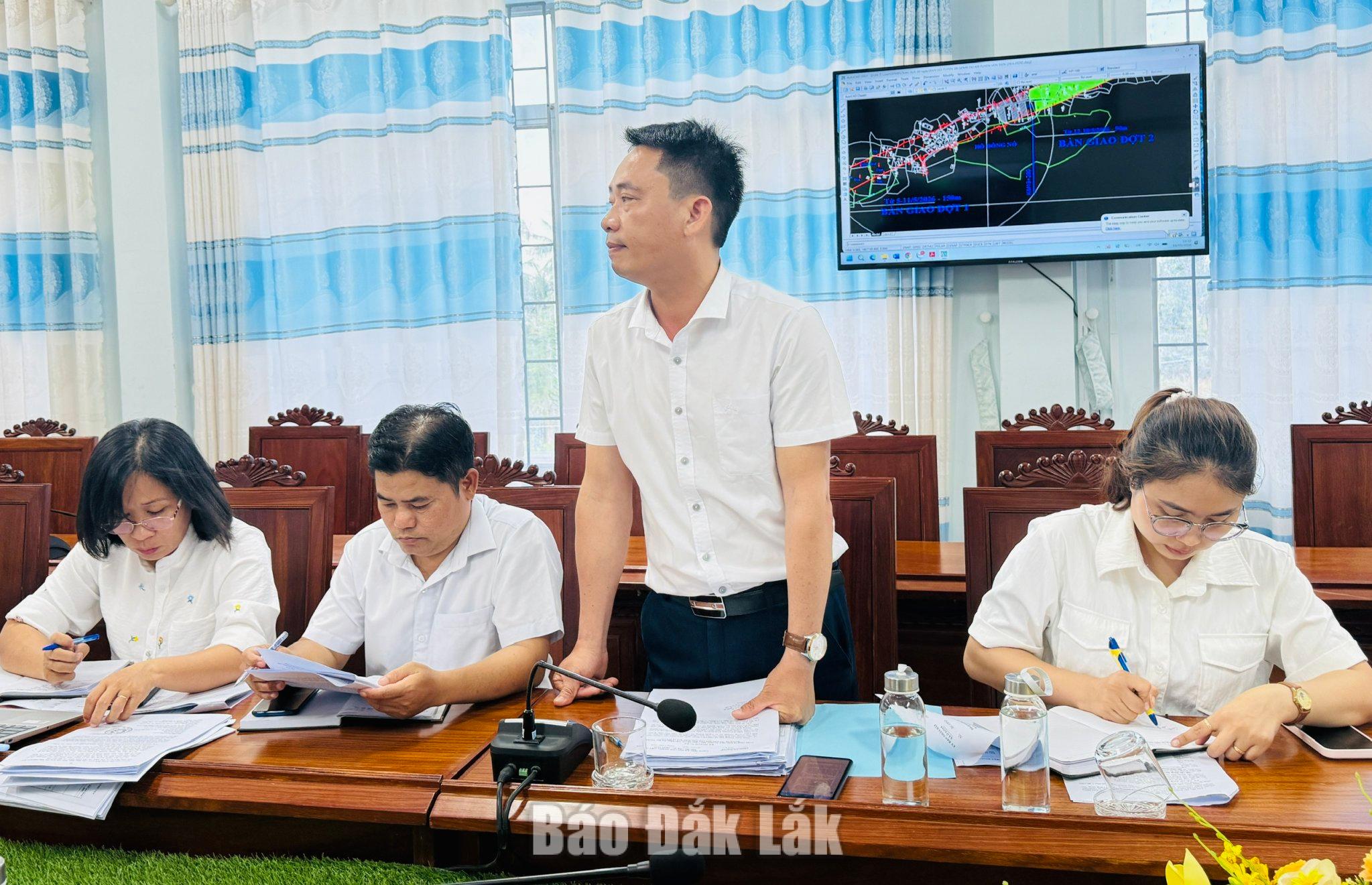 Tuyến đường bộ ven biển qua xã Ô Loan đã bàn giao 7,1 km mặt bằng 2 Bộ phận chuyên môn xã báo cáo tiến độ từng địa bàn.