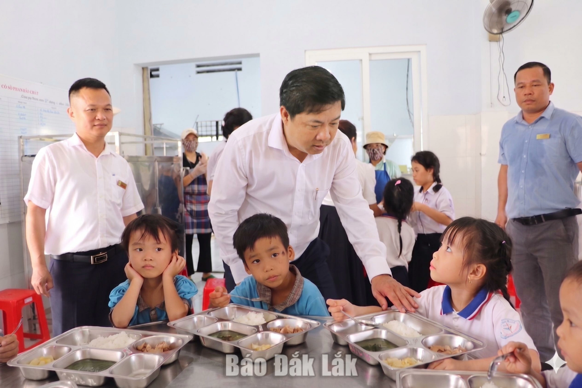 Bí thư Tỉnh ủy Lương Nguyễn Minh Triết động viên trẻ em có hoàn cảnh khó khăn nhân Ngày Quốc tế thiếu nhi 5 Bí thư Tỉnh ủy Lương Nguyễn Minh Triết khảo sát khu vực nhà ăn và bữa ăn của các cháu thiếu nhi tại Trung tâm Hỗ trợ xã hội và Trẻ em tỉnh.