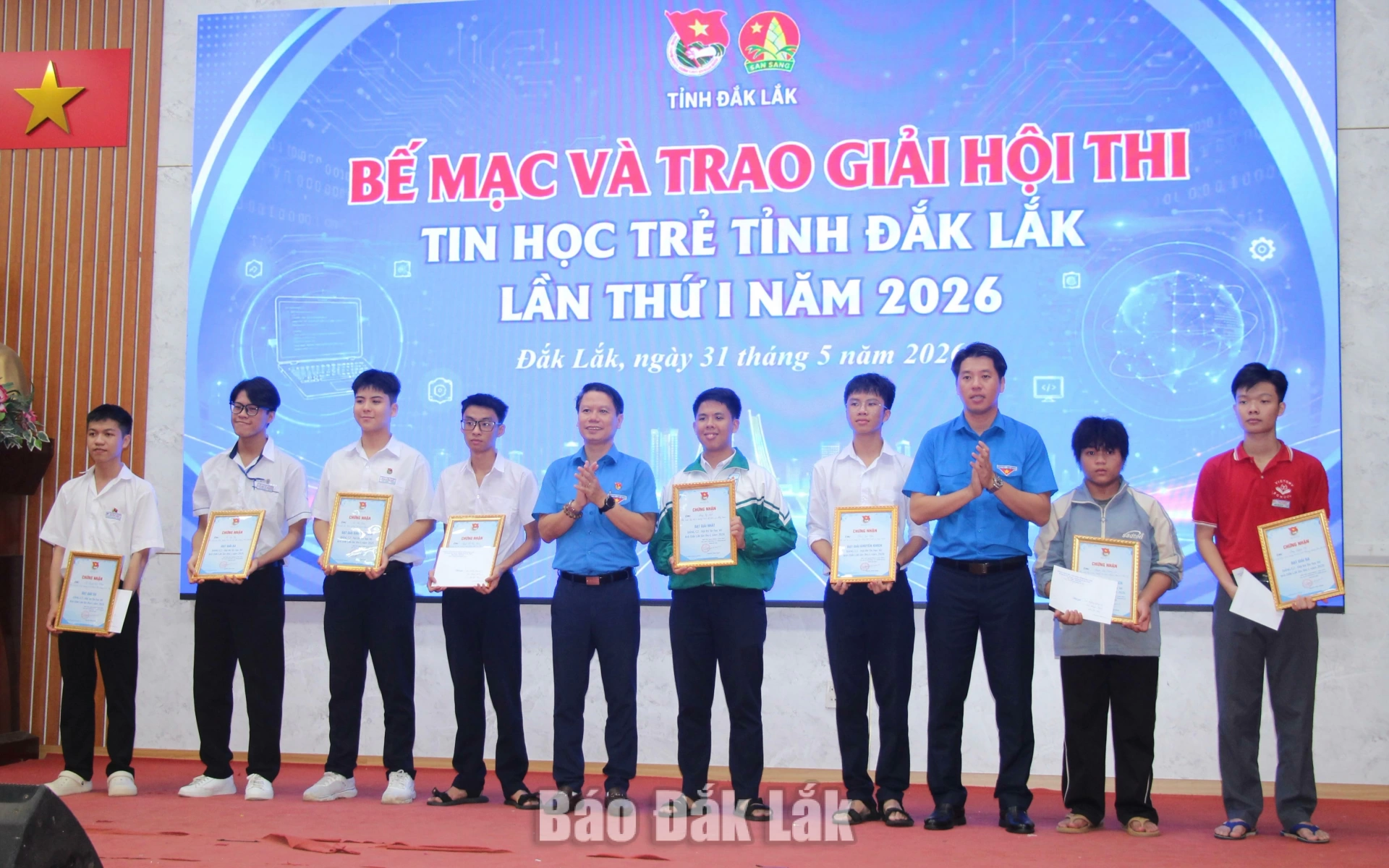 Ban Tổ chức trao giải cho các thí sinh xuất sắc ở bảng thi C2