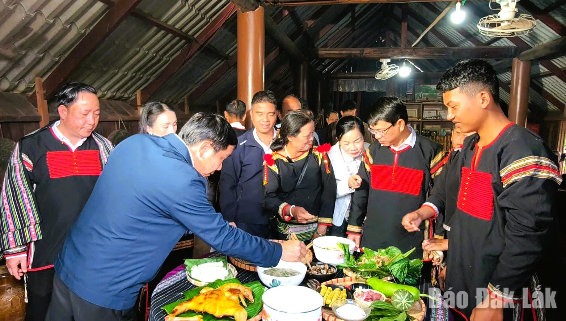 Số hóa để vươn xa, cộng đồng làm gốc rễ 1 can bo phuong ea kao va nguoi dan buon tong ju gioi thieu am thuc dia phuong den du khach 2026051206