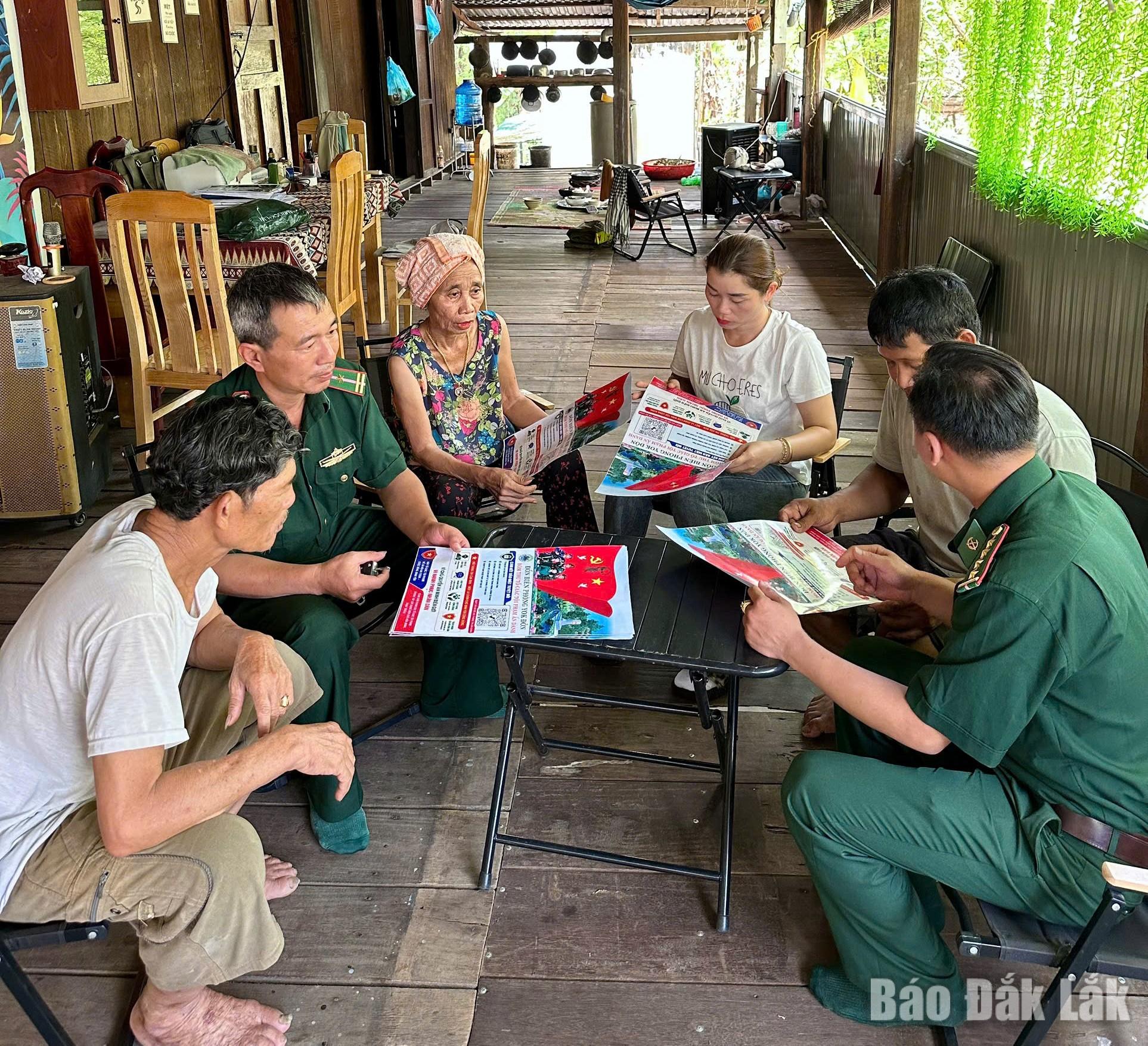 Đồn Biên phòng Yok Đôn tuyên truyền chuyển đổi số nơi biên giới 1 Cán bộ, chiến sĩ Đồn Biên phòng Yok Đôn tuyên truyền, hướng dẫn sử dụng Hòm thư điện tử tố giác tội phạm ẩn danh.