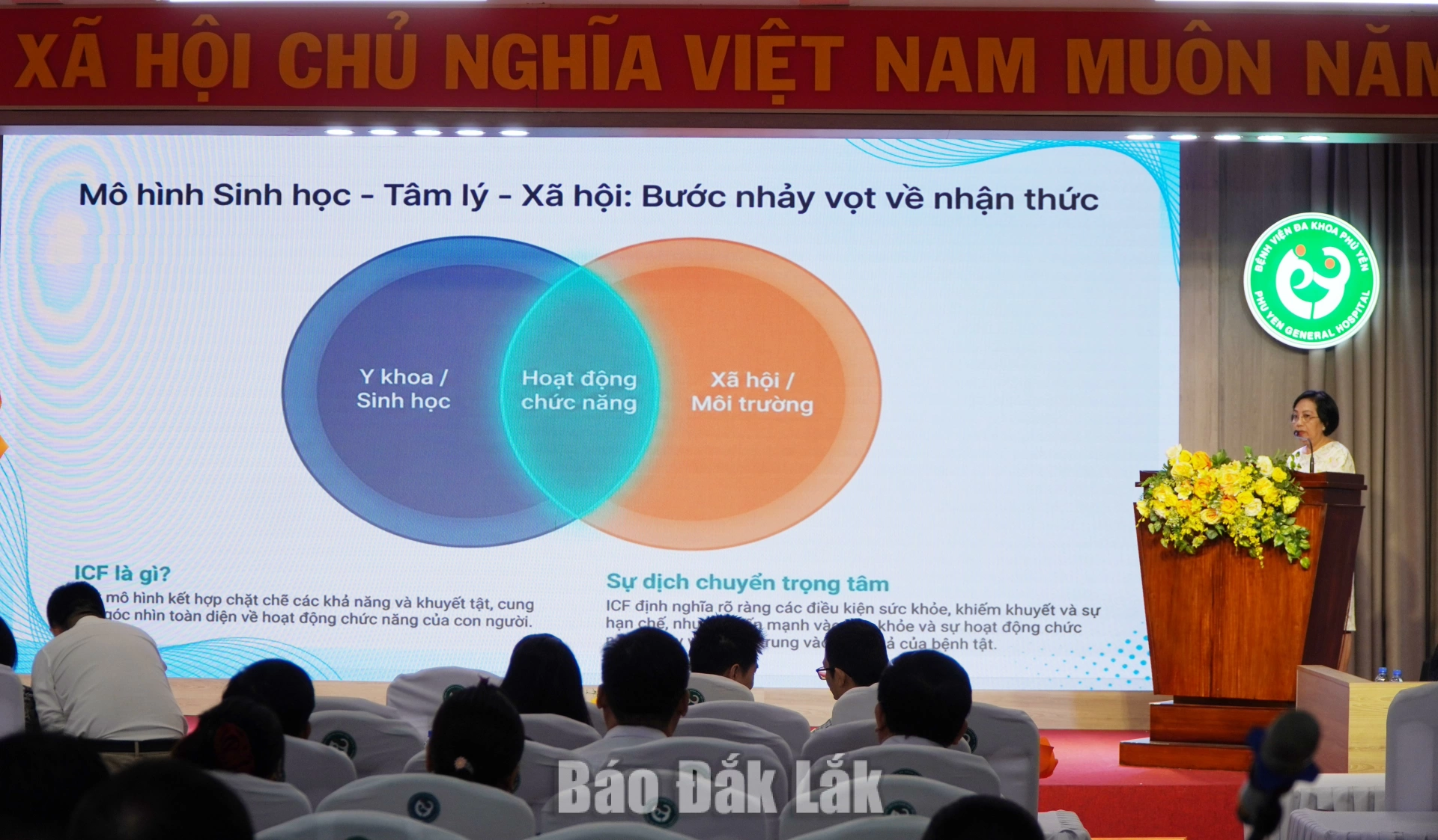 Thạc sĩ Nguyễn Ánh Chí, Phó Giám đốc Hội Trợ giúp người khuyết tật Việt Nam trình bày đề tài khoa học phục hồi chức năng đa chuyên ngành ứng dụng ICF và công cụ Whodas.