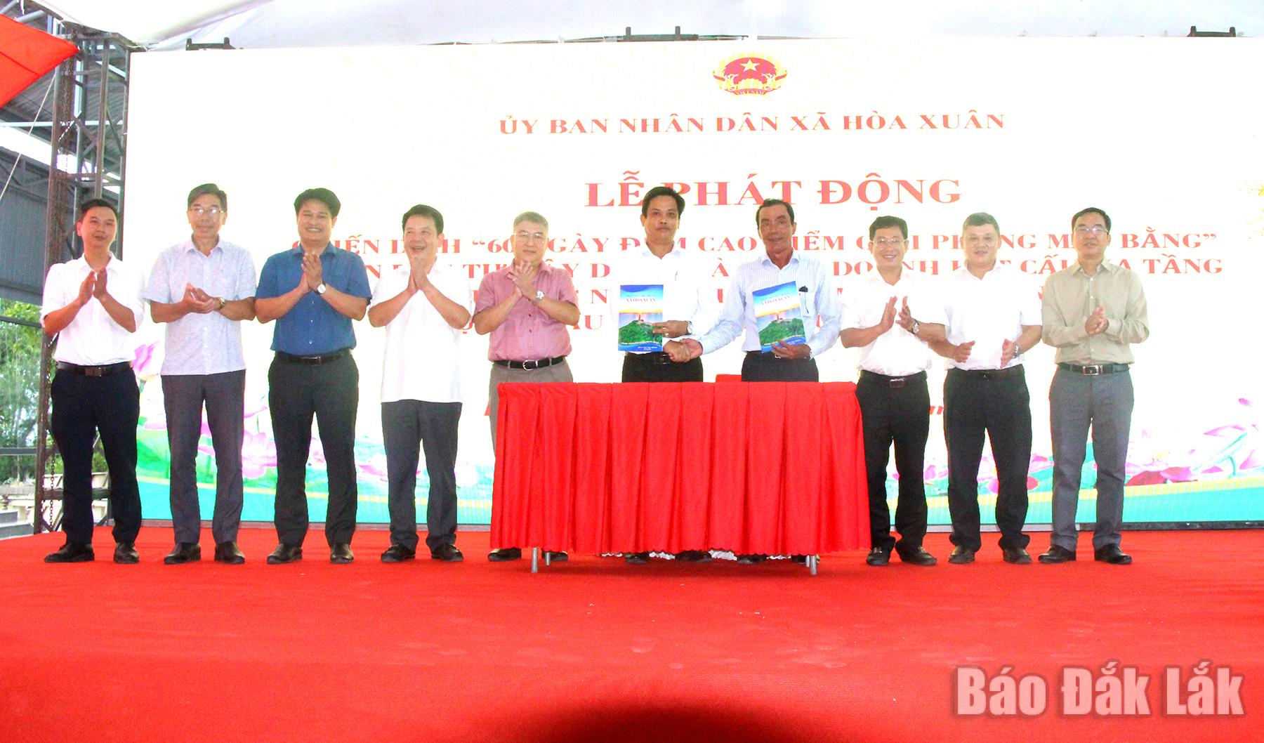 Xã Hòa Xuân phát động chiến dịch “60 ngày đêm cao điểm giải phóng mặt bằng” các dự án trọng điểm 4 Lãnh đạo xã Hòa Xuân và Ban Quản lý dự án đầu tư xây dựng Tuy Hòa ký cam kết triển khai “Chiến dịch 60 ngày đêm cao điểm giải phóng mặt bằng”.