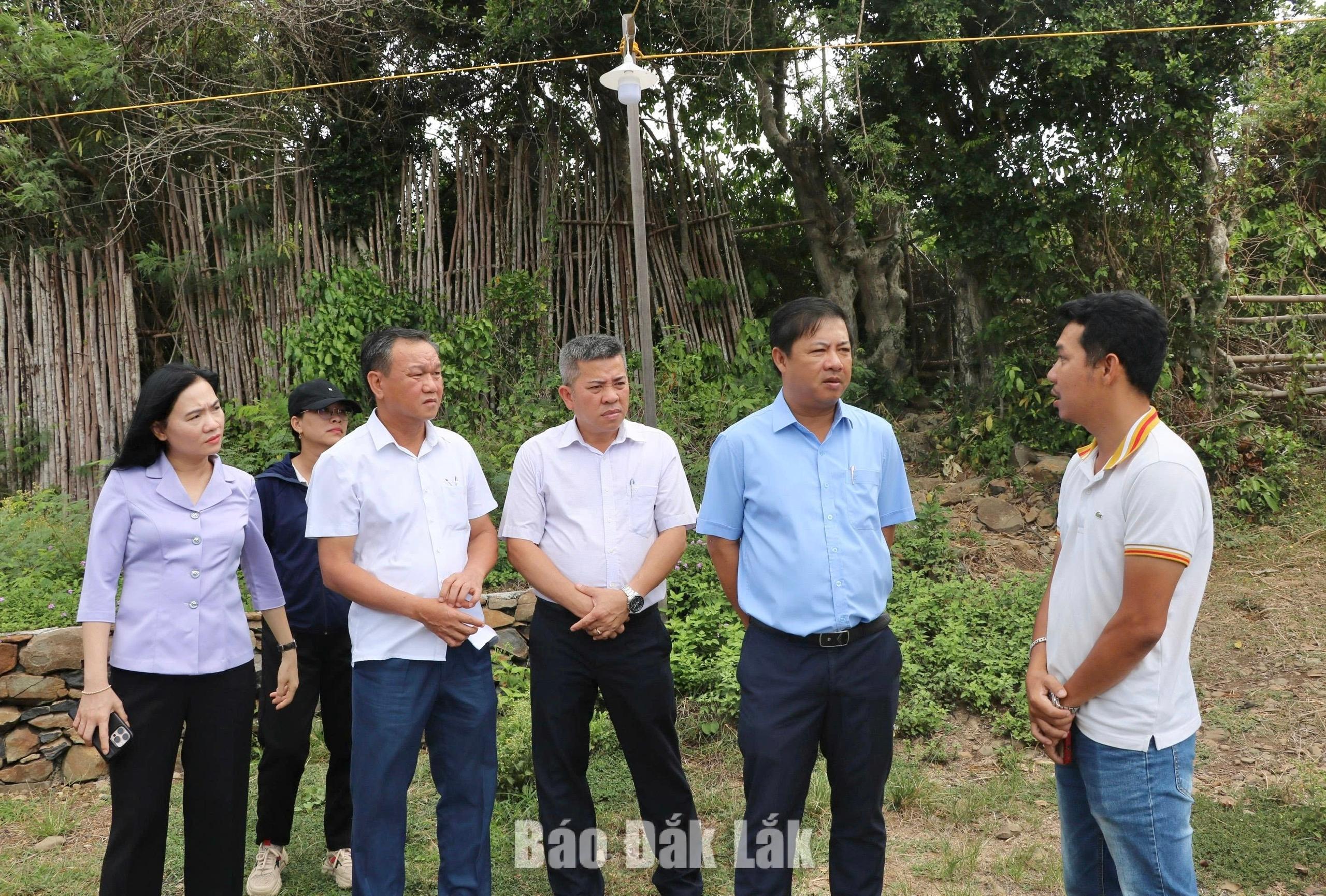 Đồng chí Lương Nguyễn Minh Triết nghe đại diện đơn vị đầu tư trình bày định hướng phát triển du lịch tại khu vực Đồi Cổ Thạch tại xã Tuy An Đông.