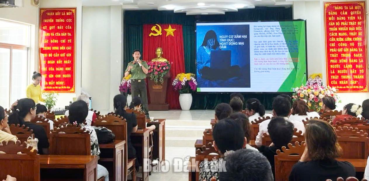 Lực lượng Phòng PA05 Công an tỉnh và Công an phường Tuy Hòa tổ chức tuyên truyền, giải đáp về các hình thức lừa đảo trên không gian mạng. 