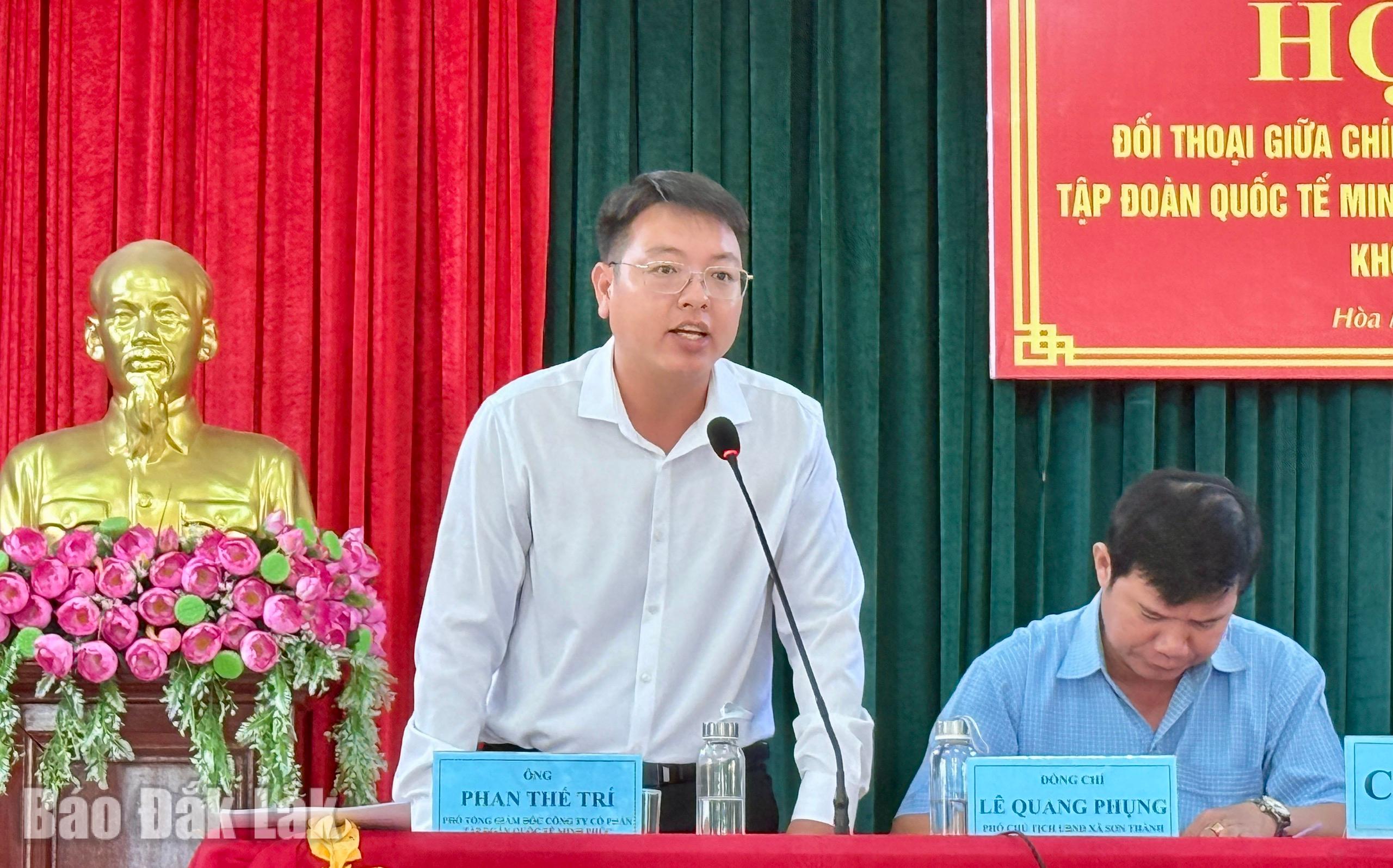 Xã Hòa Mỹ tổ chức đối thoại xử lý ô nhiễm không khí từ Trang trại chăn nuôi heo Minh Phúc 4 Ông Phan Thế Trí, Phó Tổng Giám đốc Công ty Cổ phần Tập đoàn Quốc tế Minh Phúc cam kết với người dân tại buổi đối thoại.