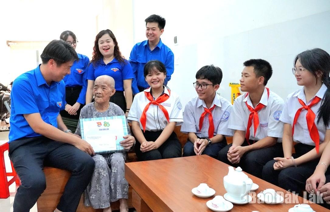 Thiếu nhi Đắk Lắk tri ân các Mẹ Việt Nam Anh hùng, lão thành cách mạng 3 Mẹ Việt Nam Anh hùng