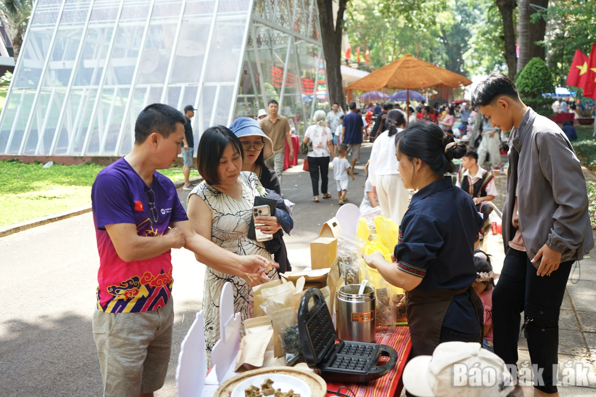 Anh Nguyễn Xuân Khoa (ngoài ucngf bên trái) cùng gia đình trải nghiệm và thưởng thức sản phẩm dinh dưỡng từ hạt Kơnia trong hoạt động trải nghiệm tại Bảo tàng Đắk Lắk 