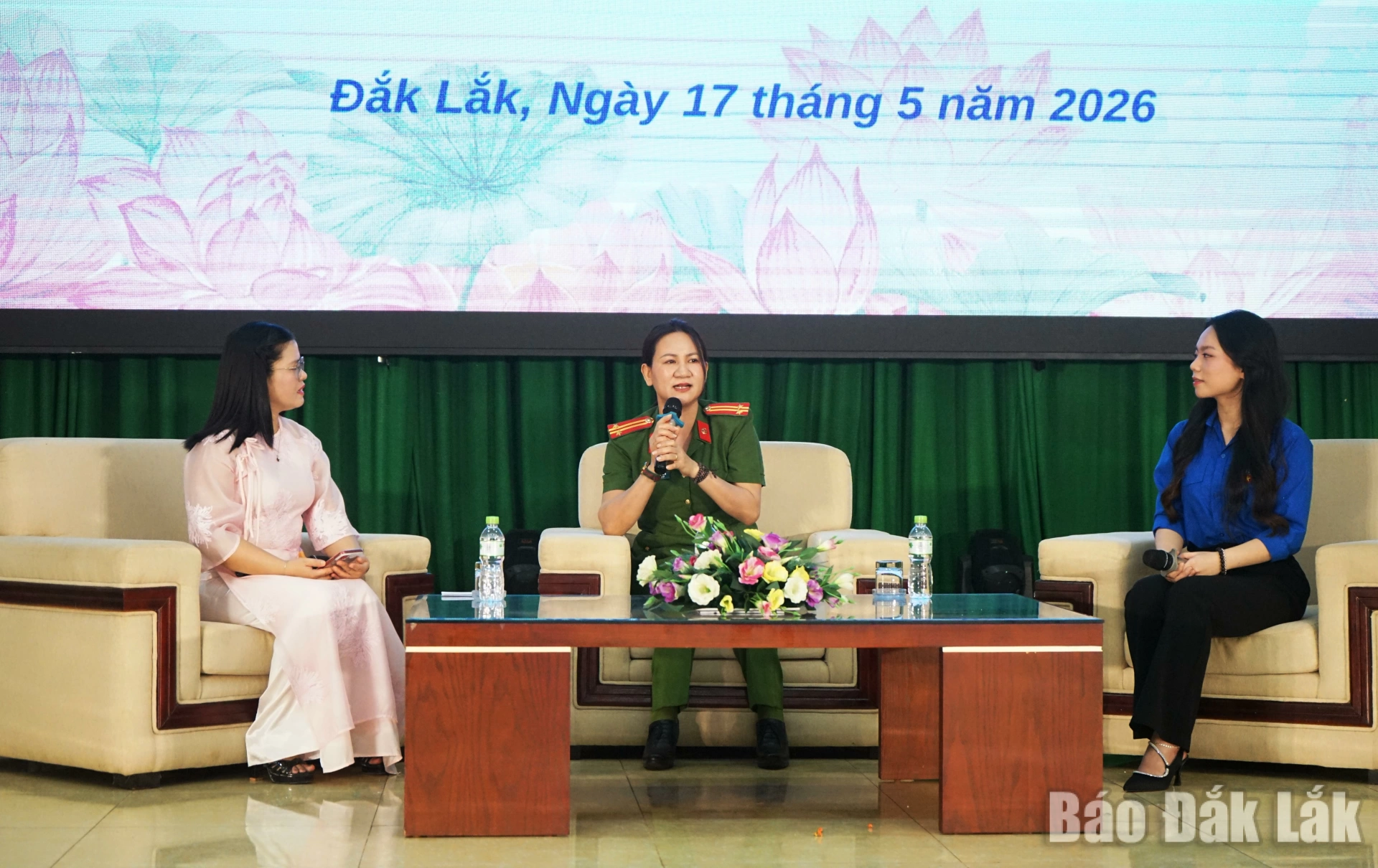 Trung tá Phạm Thị Hiên giới thiệu những cuốn sách về Bác đã truyền cảm hứng mạnh mẽ nhất với bản thân