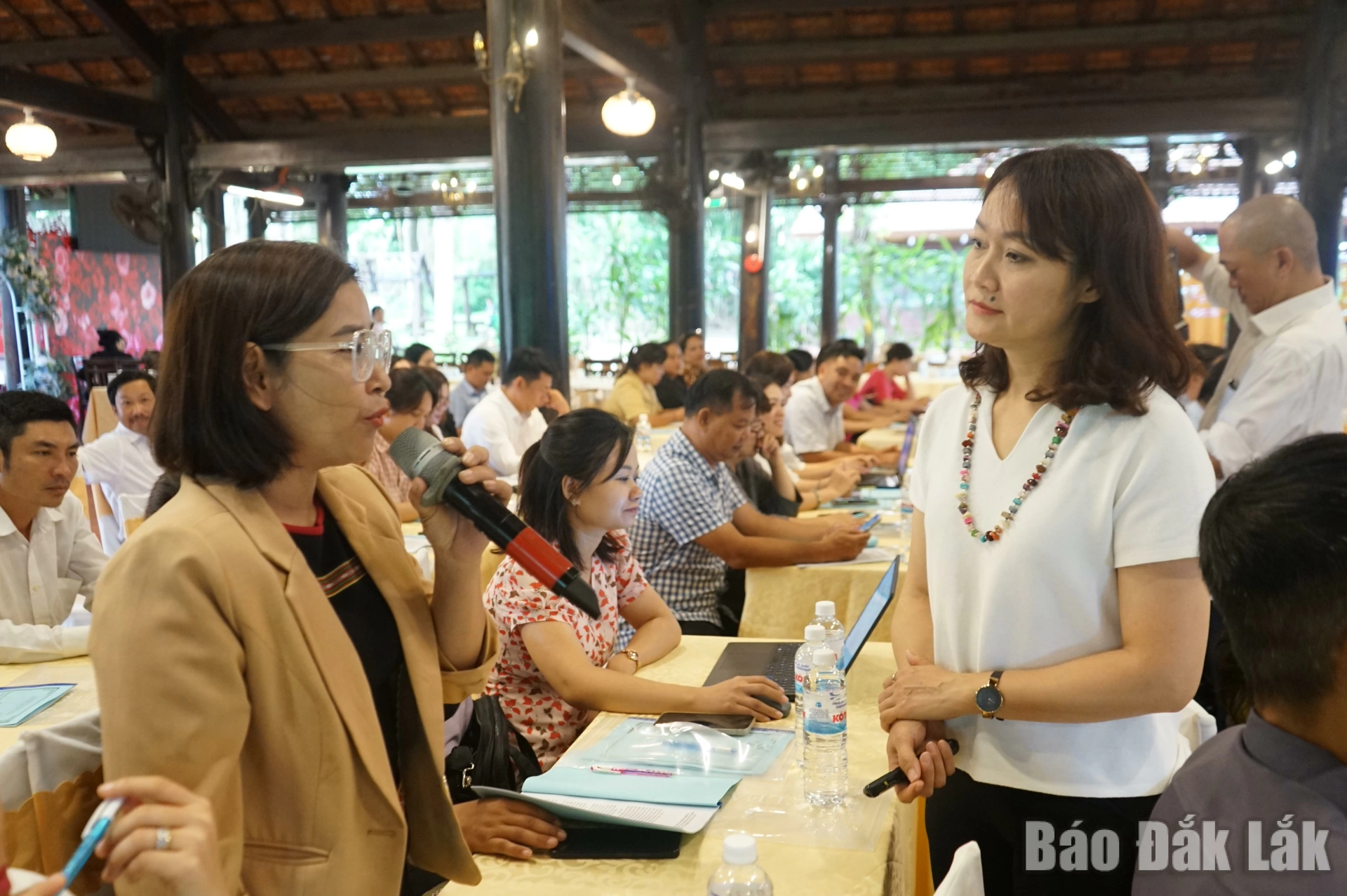 Nâng cao năng lực bảo tồn và phát huy di sản văn hóa truyền thống cho cán bộ cơ sở 2 Học viên trao đổi, chia sẻ ý kiến tại hội nghị