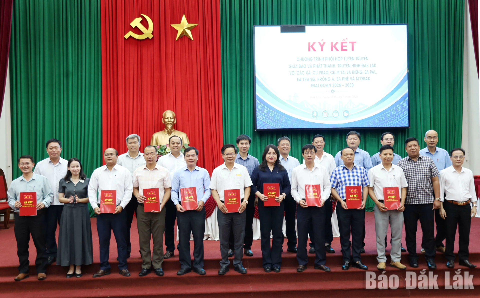 Đại diện lãnh đạo Báo và Phát thanh, Truyền hình Đắk Lắk và các địa phương chụp ahr lưu niệm tại lễ ký kết.