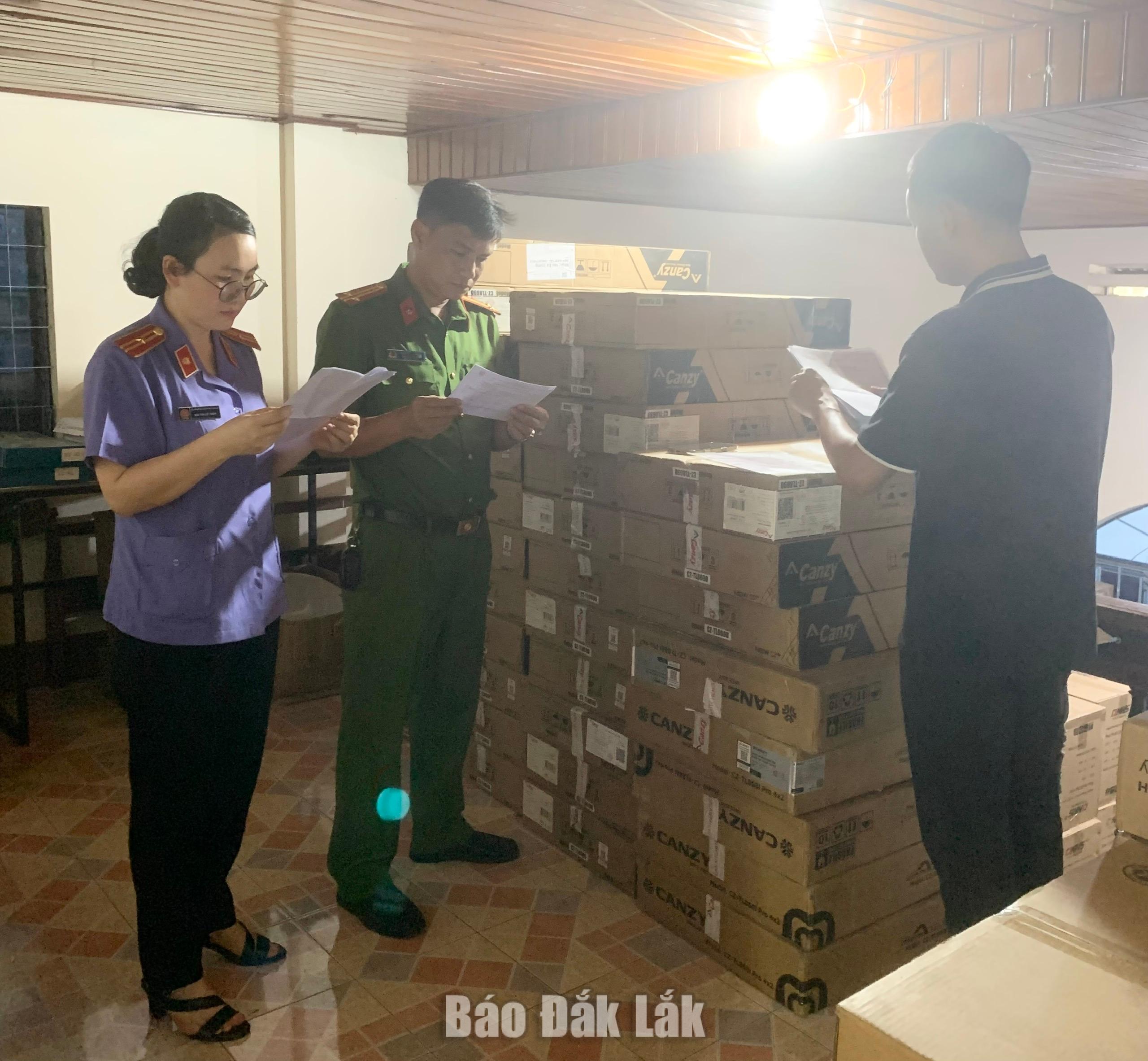 Cơ quan chức năng tiến hành khám xét nơi làm việc của bị can Vũ Trung Kiên. Ảnh: Nguyễn Chính. 
