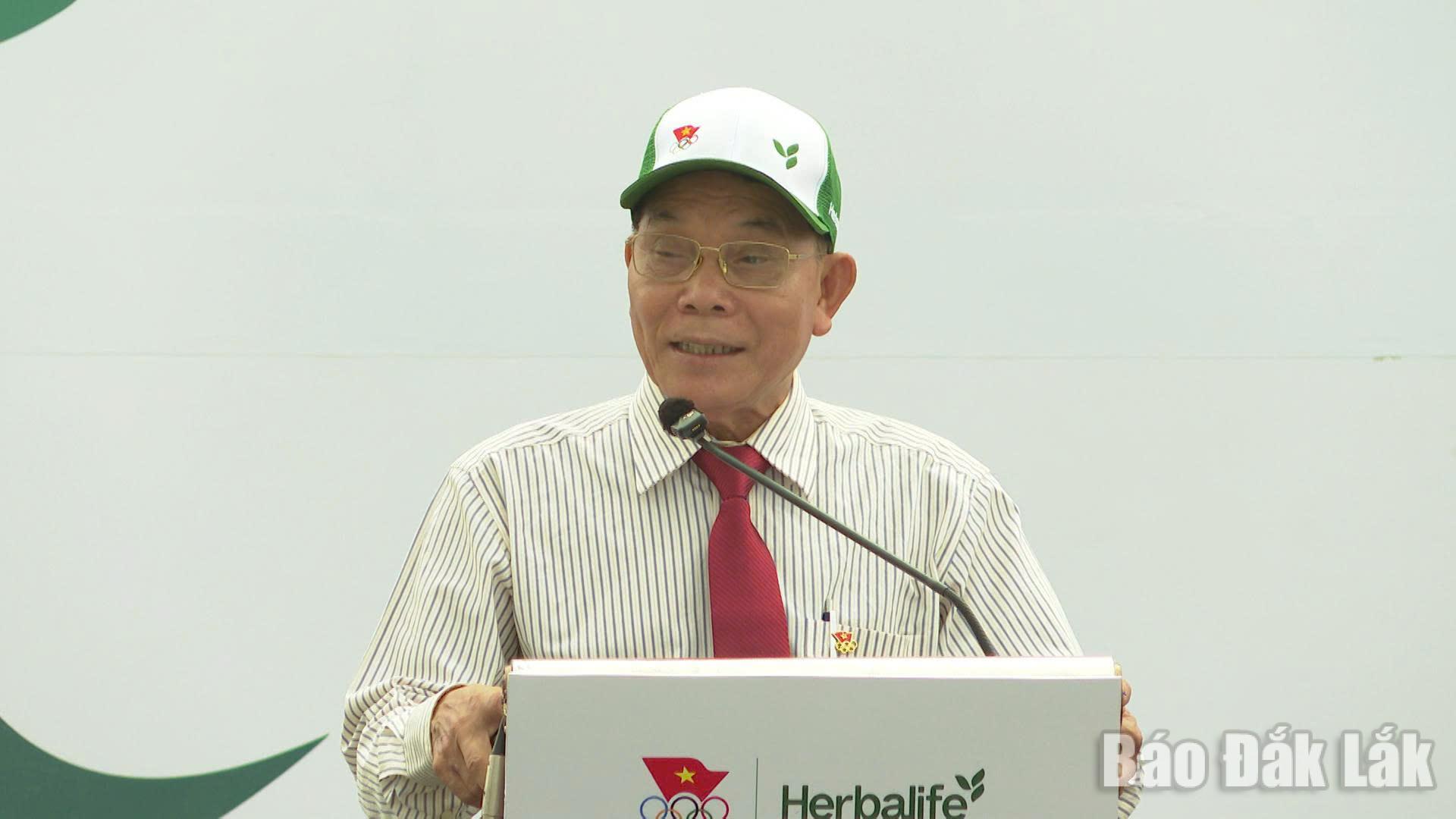 Ông Lê Tấn Đạt, Ủy viên Ban chấp hành Ủy ban Olympic Việt Nam phát động chương trình Toàn dân tập luyện thê dục, thể thao