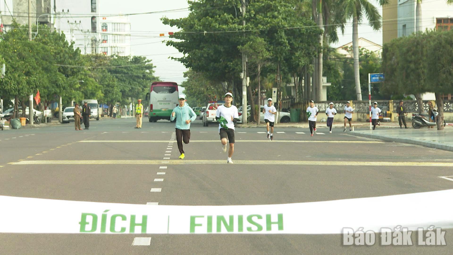 Học sinh, sinh viên và người dân tham gia chạy hưởng ứng 1km.