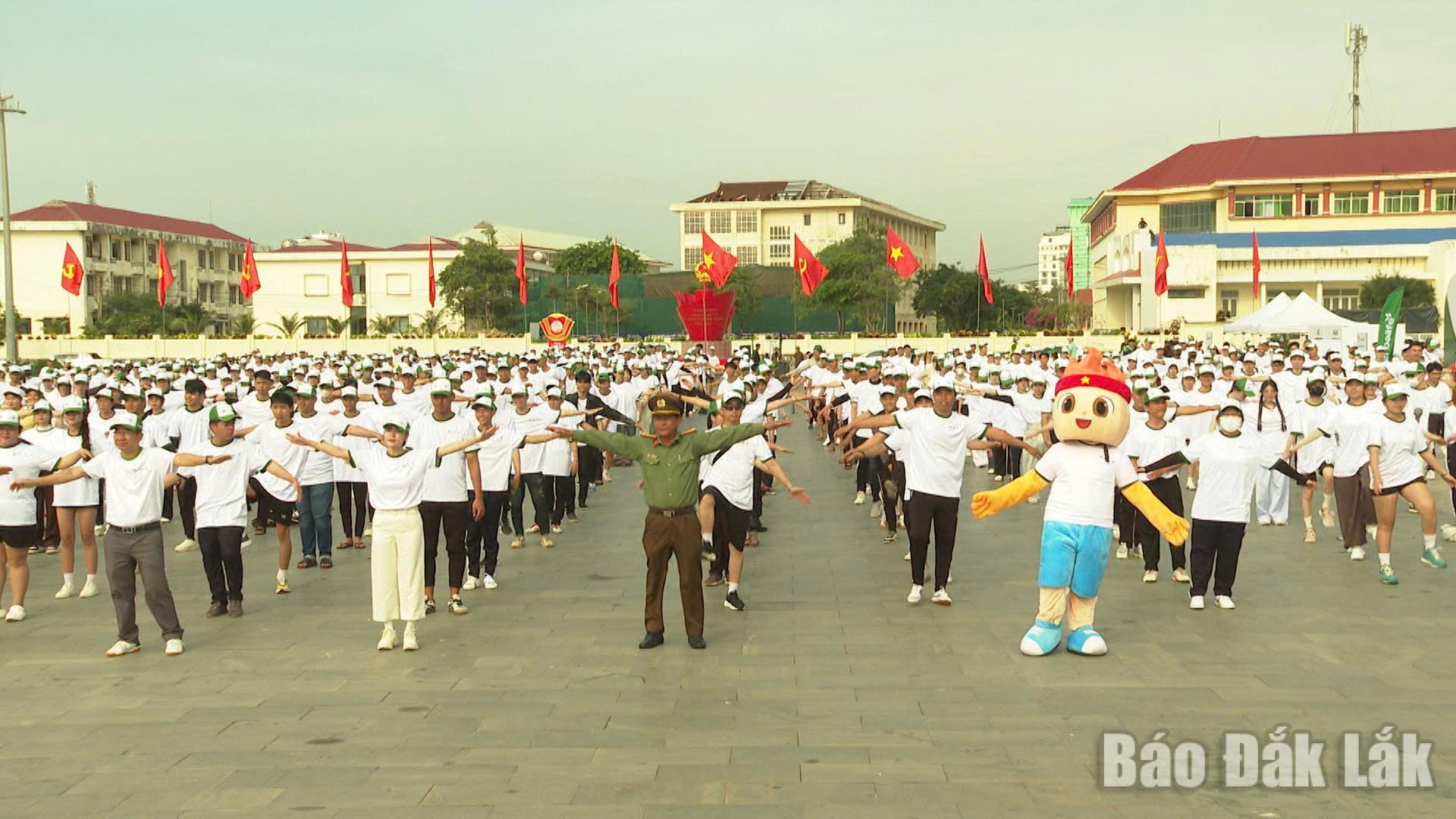 Cán bộ, học sinh, sinh viên và nhân dân khỡi động các bài tập thể dục thể chất.
