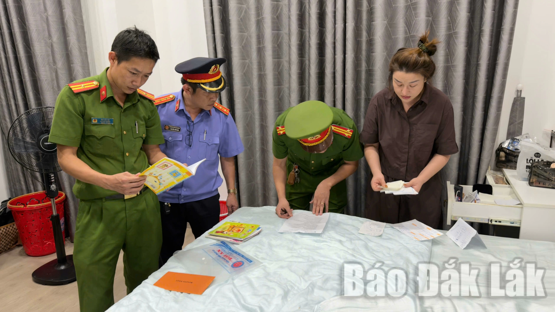 Lực lượng chức năng khám xét nơi ở của đối tượng Yến. 