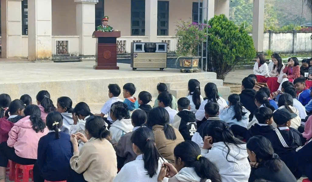Đắk Lắk: Công an xã Nam Ka tăng cường các biện pháp đảm bảo an toàn giao thông với lứa tuổi học sinh 2 h10