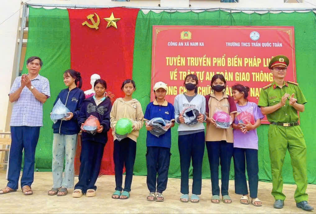 Đắk Lắk: Công an xã Nam Ka tăng cường các biện pháp đảm bảo an toàn giao thông với lứa tuổi học sinh 3 h11