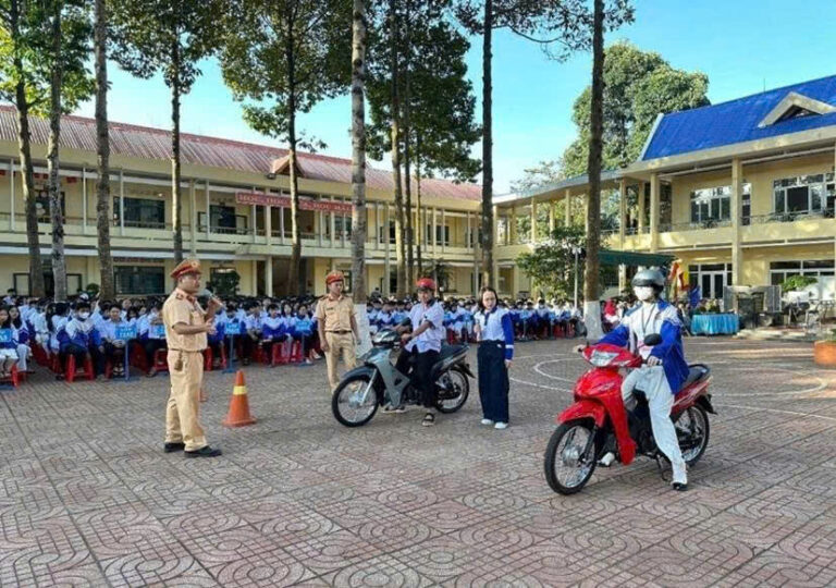 Đắk Lắk: Lực lượng CSGT hoàn thành giáo dục pháp luật và hướng dẫn kỹ năng lái xe an toàn tại các cơ sở giáo dục