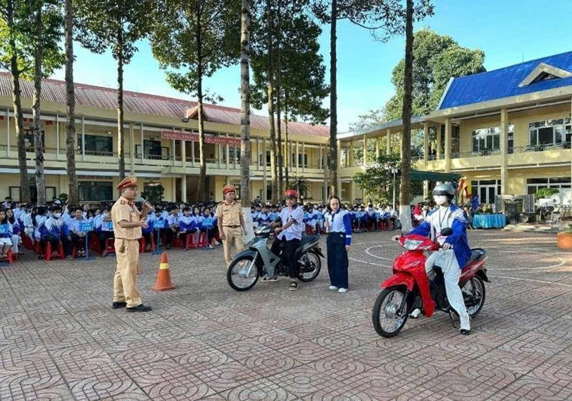 Đắk Lắk: Lực lượng CSGT hoàn thành giáo dục pháp luật và hướng dẫn kỹ năng lái xe an toàn tại các cơ sở giáo dục 1 h5 1