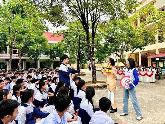 Đắk Lắk: Lực lượng CSGT hoàn thành giáo dục pháp luật và hướng dẫn kỹ năng lái xe an toàn tại các cơ sở giáo dục 2 h6 1