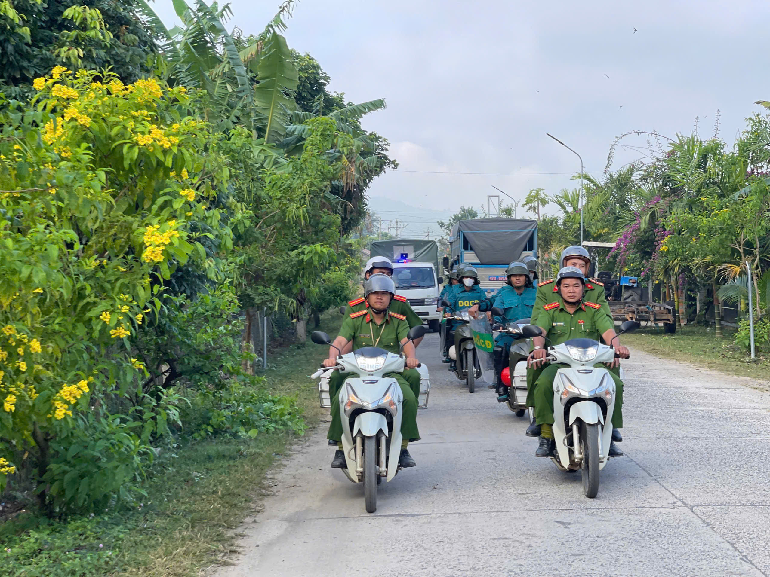 Đắk Lắk: Công an xã Nam Ka tăng cường các biện pháp đảm bảo an toàn giao thông với lứa tuổi học sinh 1 h9