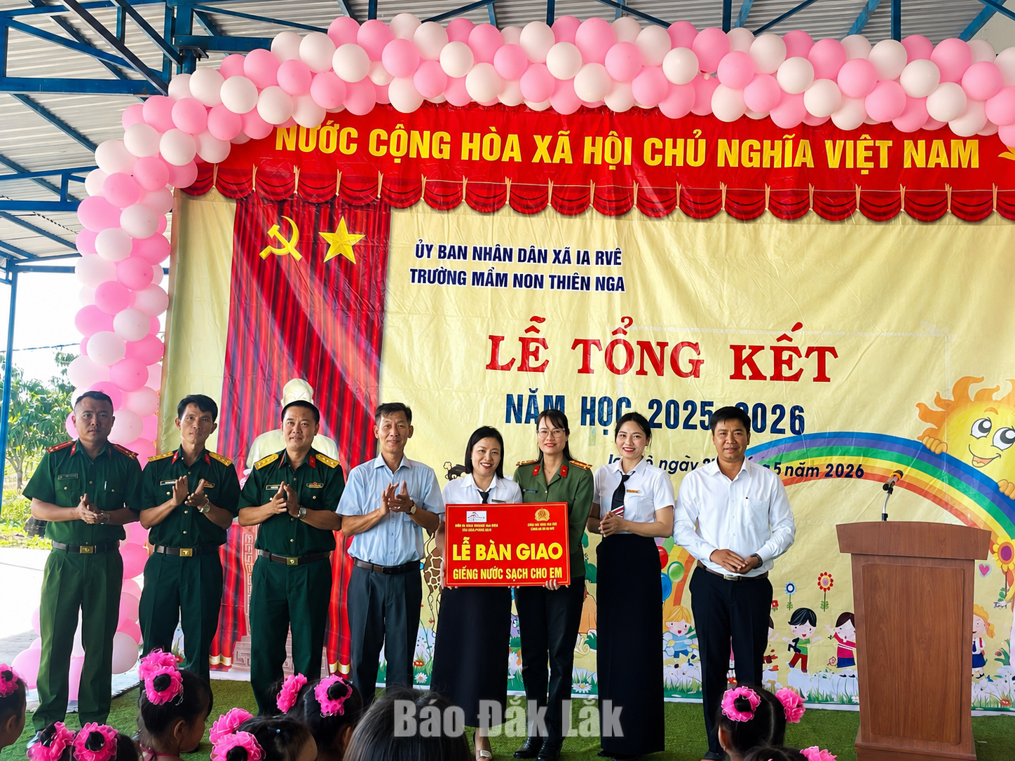 Đại diện Phòng tham mưu Công an tỉnh bàn giao hai giếng nước sạch và tặng quà cho hai trường học.