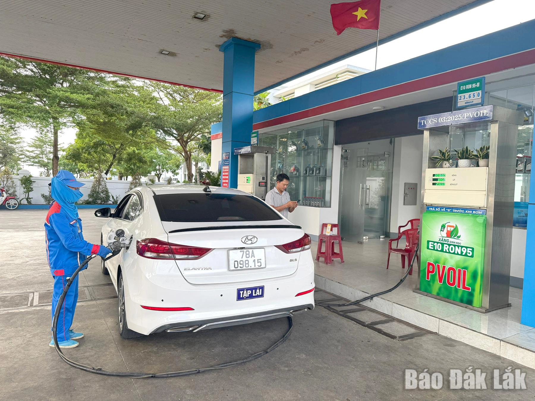 Không chỉ xe máy, các khách hàng đi xe ô tô cũng đã làm quen với dòng xăng mới.
