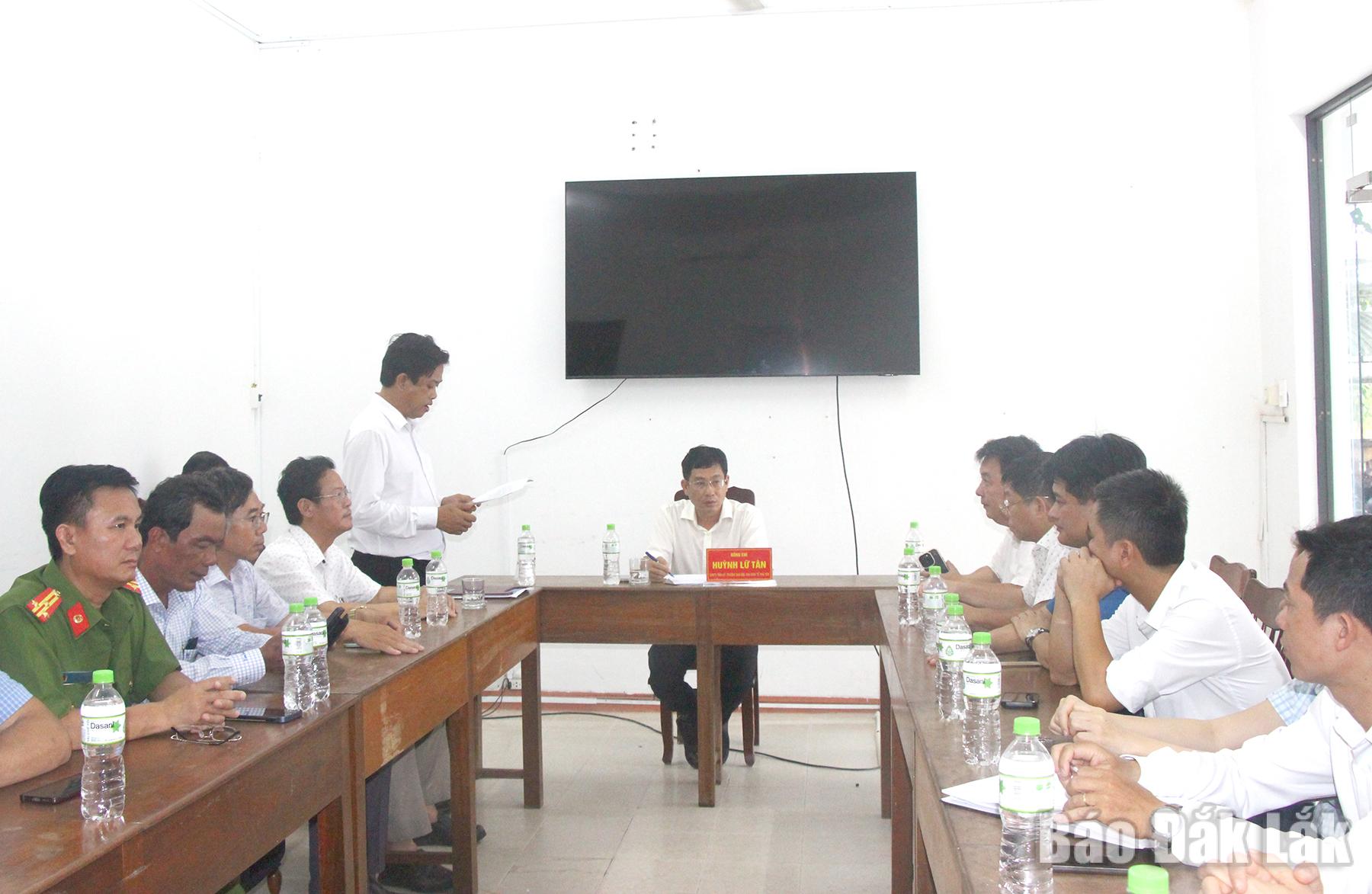 Ủy viên Ban Thường vụ Tỉnh ủy, Trưởng ban Quản lý Khu kinh tế Phú Yên Huỳnh Lữ Tân làm việc với xã Hòa Xuân và các đơn vị liên quan về công tác giải phóng mặt bằng