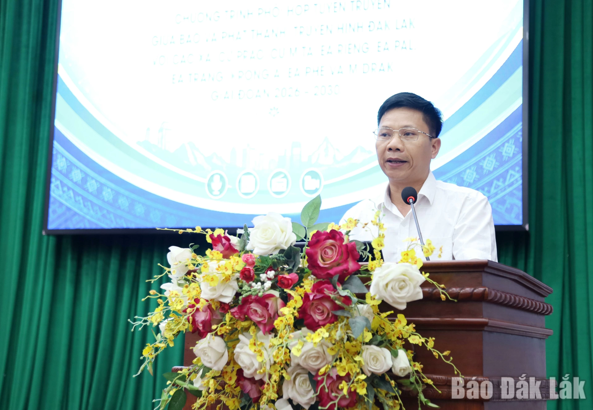 Đồng chí Đào Xuân Thành, Phó Bí thư Thường trực Đảng ủy xã MDrắk trao đổi ý kiến.