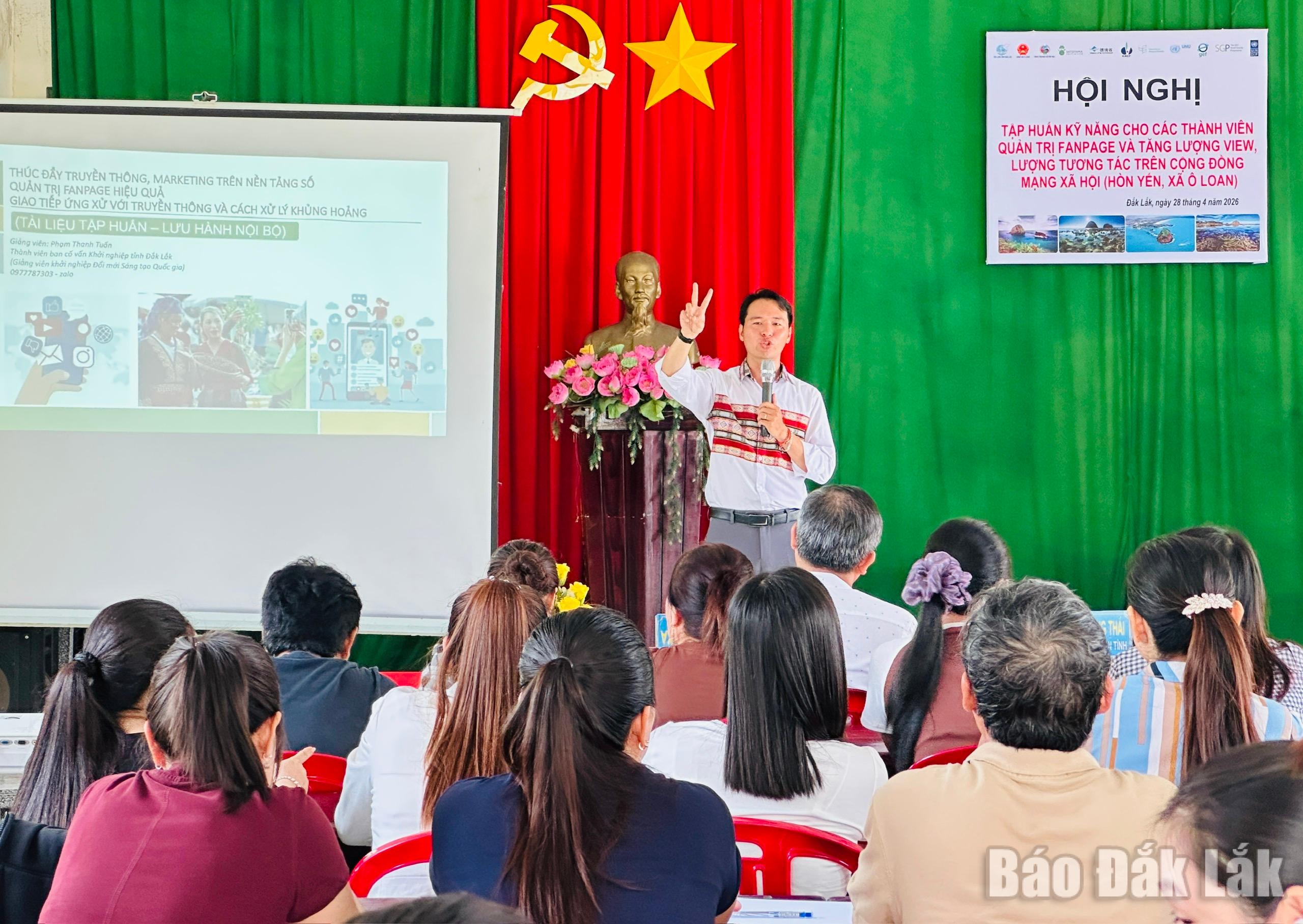 Chuyên gia của dự án hướng dẫn các học viên kỹ năng sử dụng điện thoại thông minh để quảng bá hình ảnh Hòn Yến.