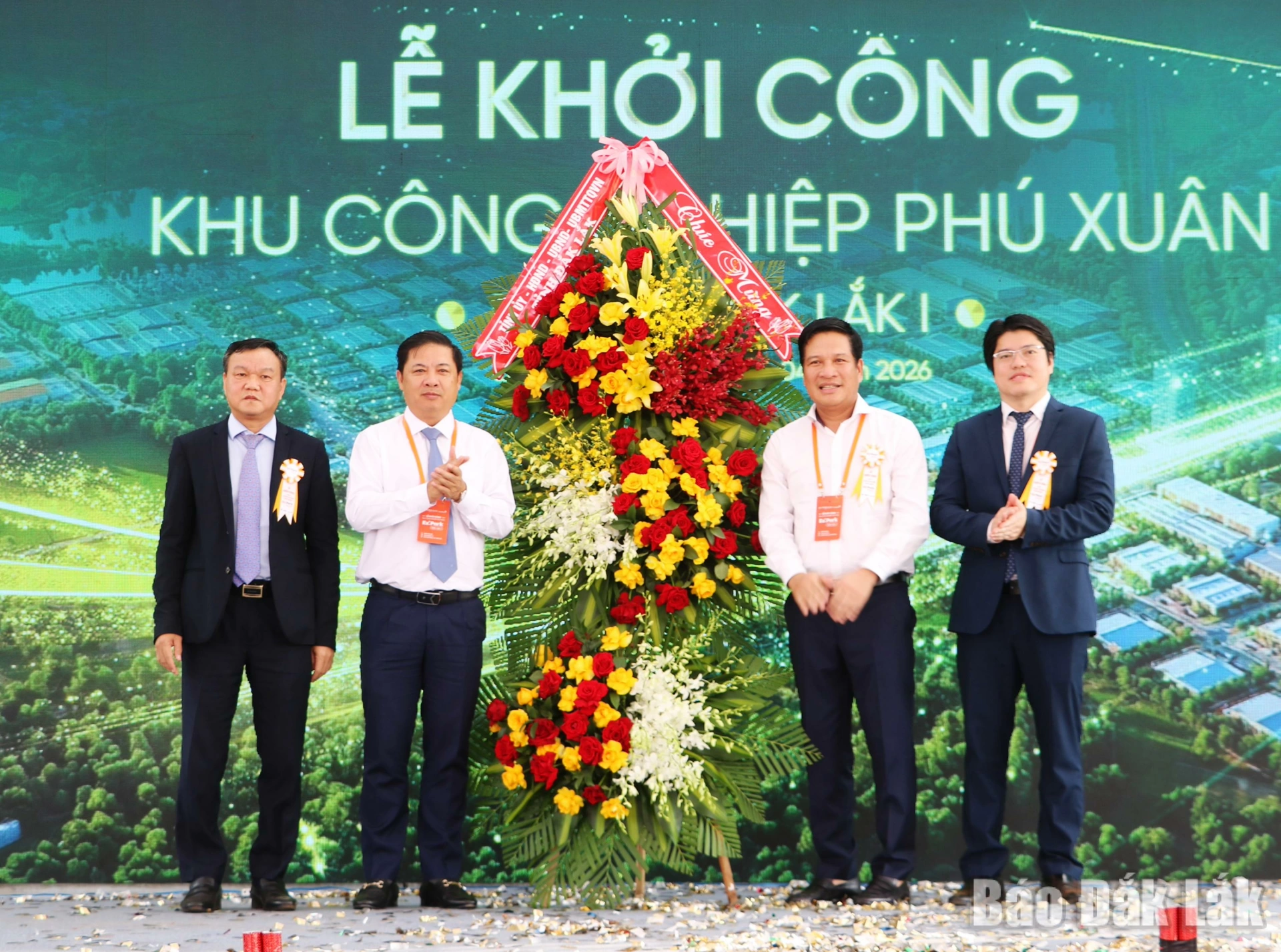 Khởi công Khu công nghiệp Phú Xuân quy mô hơn 2.400 tỷ đồng 4 Ủy viên Trung ương Đảng, Bí thư Tỉnh ủy Lương Nguyễn Minh Triết tặng hoa chúc mừng chủ đầu tư.