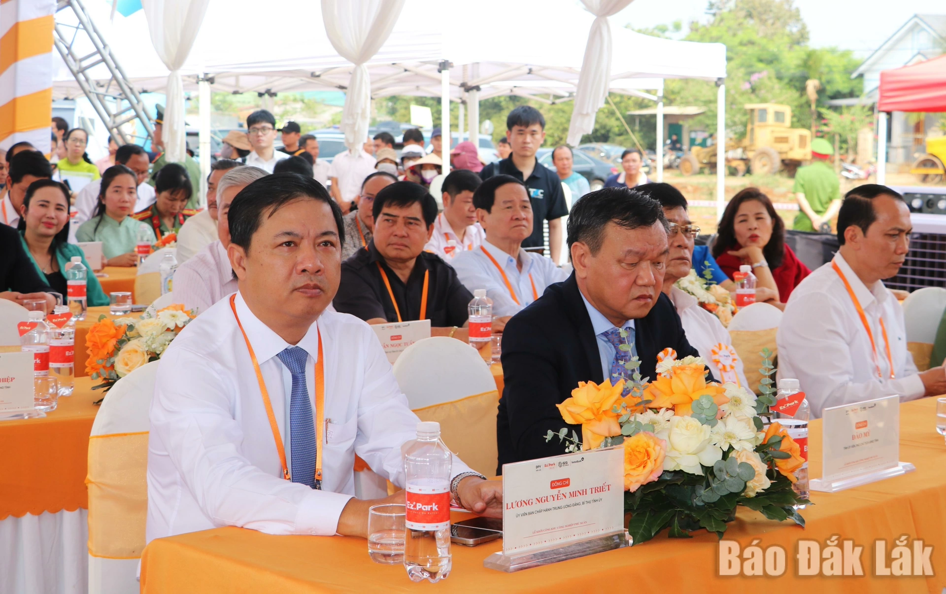 Khởi công Khu công nghiệp Phú Xuân quy mô hơn 2.400 tỷ đồng 2 Các đồng chí lãnh đạo tỉnh, nguyên lãnh đạo tỉnh tham dự lễ khởi công.