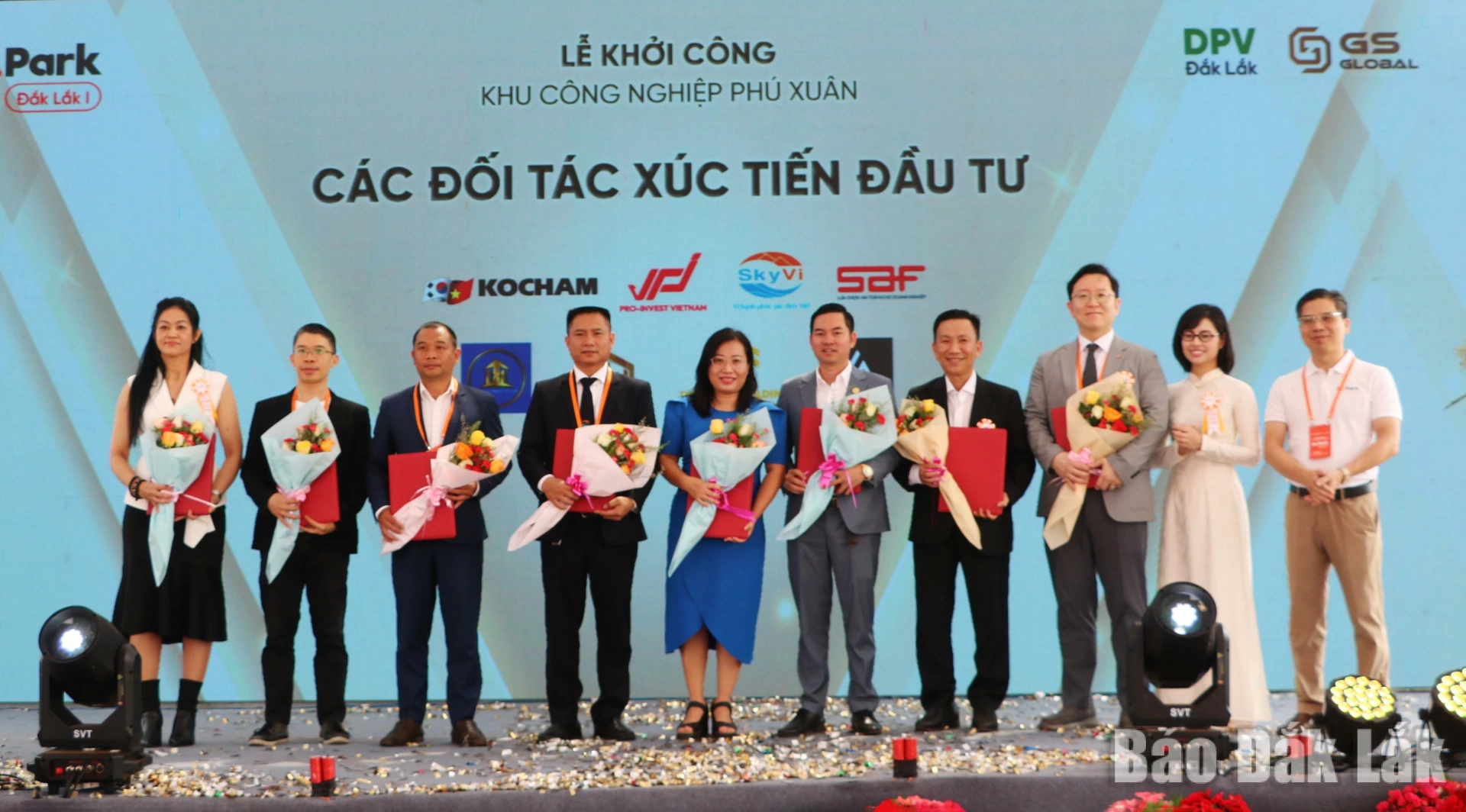 Khởi công Khu công nghiệp Phú Xuân quy mô hơn 2.400 tỷ đồng 5 Đại diện Công ty Cổ phần DPV Đắk Lắk ký thỏa thuận với các đối tác xúc tiến đầu tư.
