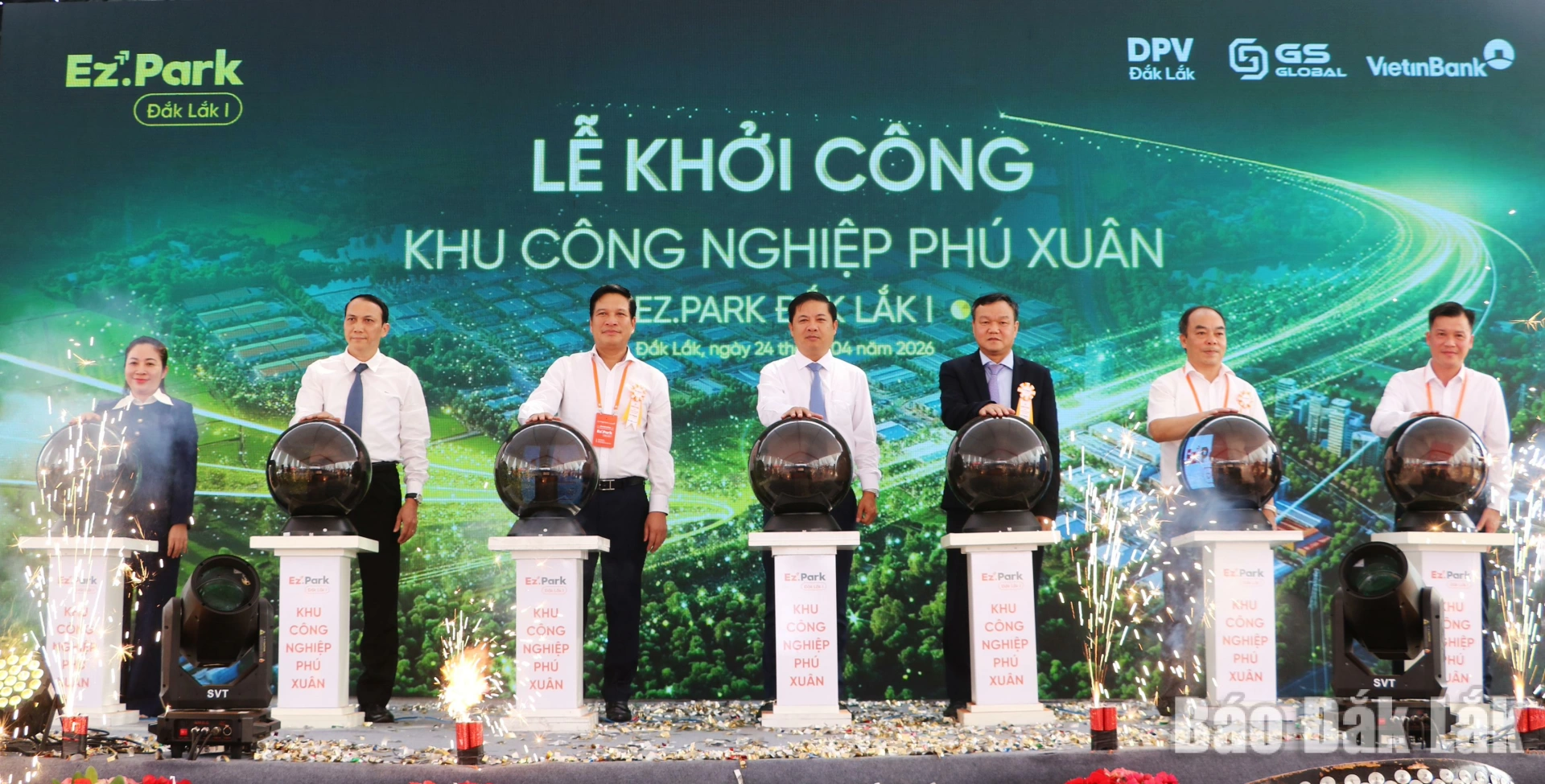 Khởi công Khu công nghiệp Phú Xuân quy mô hơn 2.400 tỷ đồng 1 Các đồng chí lãnh đạo tỉnh cùng chủ đầu tư làm thủ tục nhấn nút khởi công Khu công nghiệp Phú Xuân.