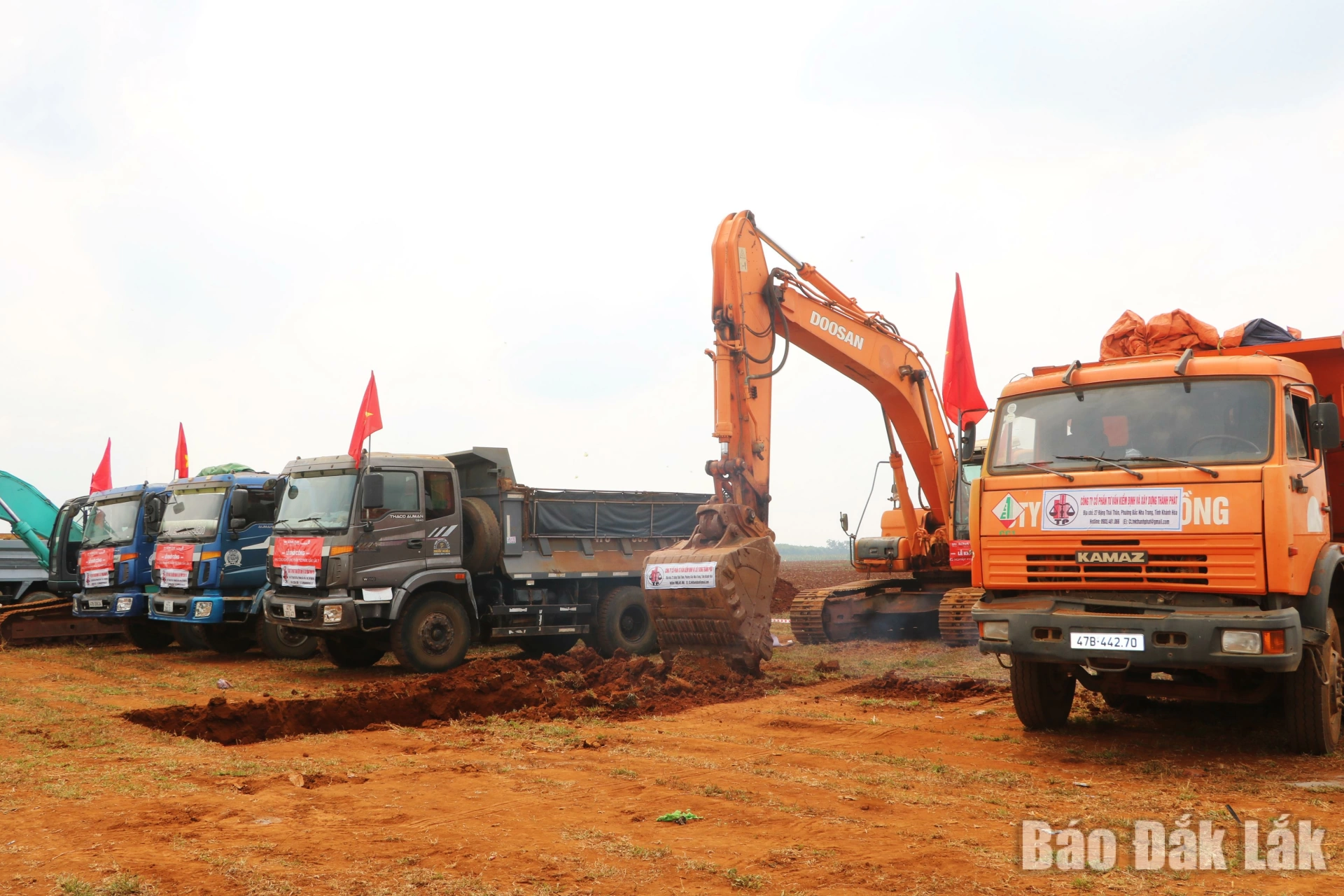 Khởi công Khu công nghiệp Phú Xuân quy mô hơn 2.400 tỷ đồng 6 Dự án đầu tư xây dựng và kinh doanh kết cấu hạ tầng Khu công nghiệp Phú Xuân chính thức được khởi công.
