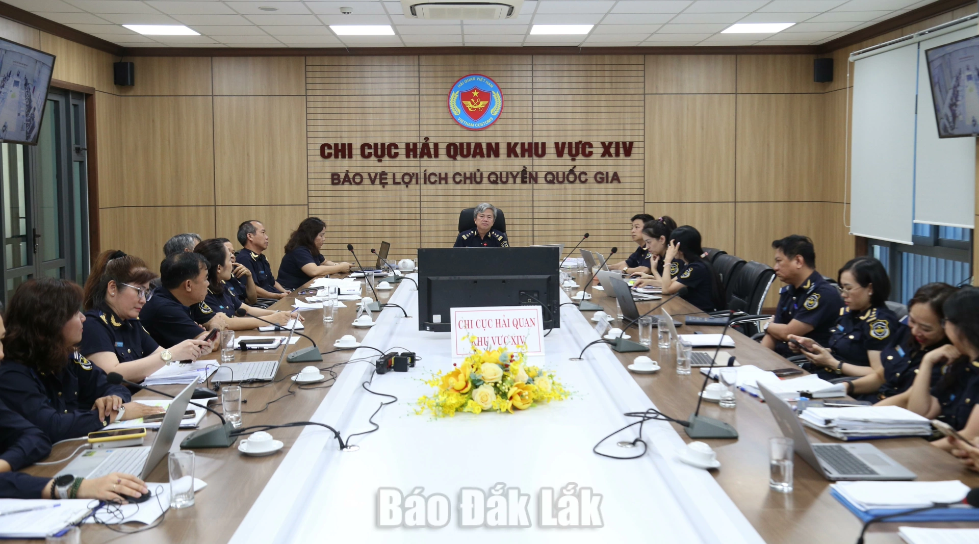 Đối thoại, giải đáp vướng mắc cho doanh nghiệp trong hoạt động xuất, nhập khẩu 1 Lãnh đạo và các đơn vị trực thuộc Chi cục Hải quan khu vực XIV dự hội nghị tại điểm cầu chính.