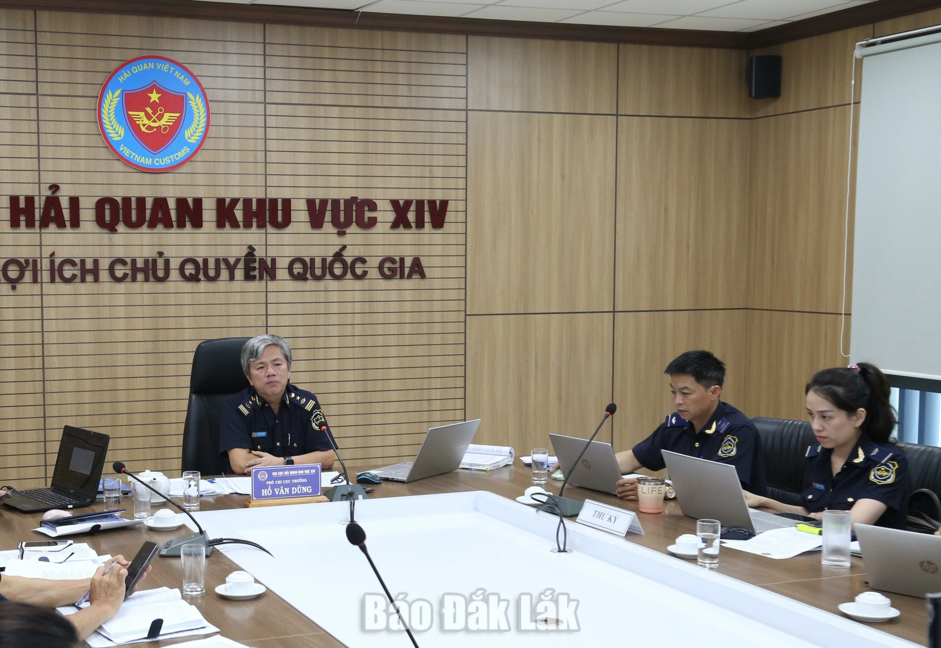 Đối thoại, giải đáp vướng mắc cho doanh nghiệp trong hoạt động xuất, nhập khẩu 2 Đại diện Chi cục Hải quan khu vực XIV giải đáp những vướng mắc của doanh nghiệp.