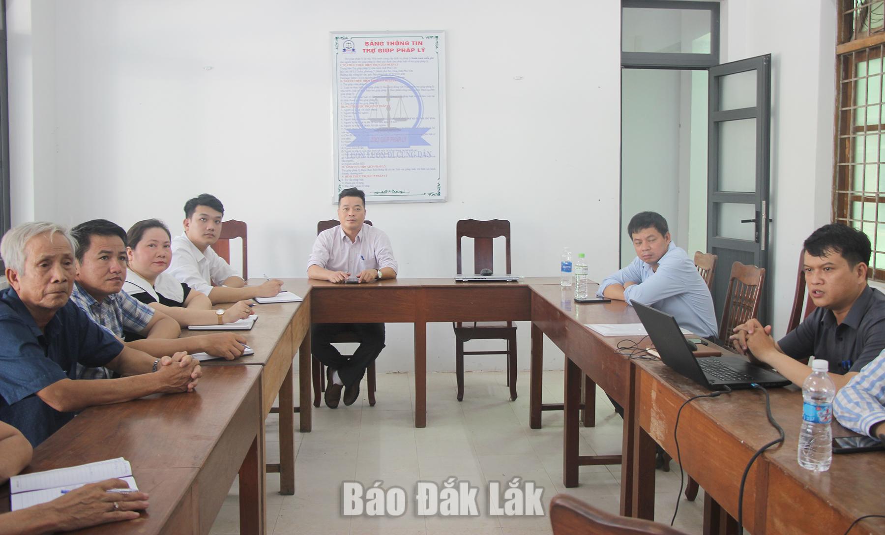Tổ phụ trách khu vực 1 tiến hành họp xét nguồn gốc đất các thửa đất bị ảnh hưởng giải phóng mặt bằng.
