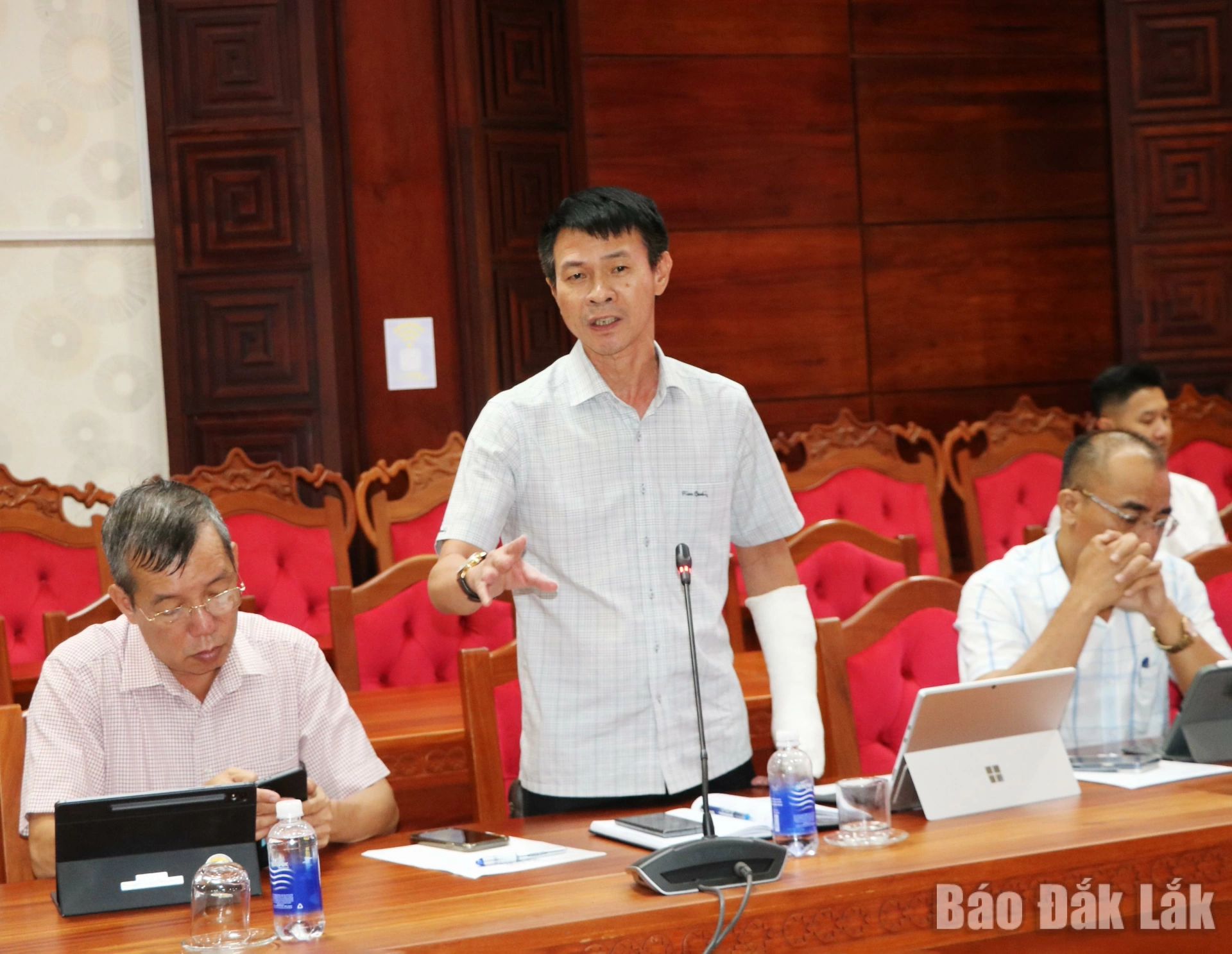 Lãnh đạo Sở Xây dựng góp ý trong công tác quản lý cụm công nghiệp.