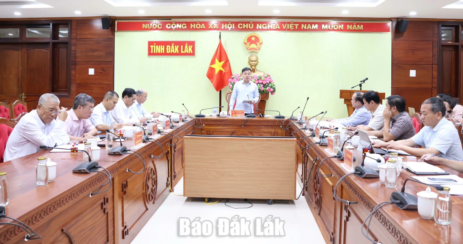 Tháo gỡ khó khăn, nâng cao hiệu quả hoạt động của doanh nghiệp nhà nước 1 Các đại biểu tham dự cuộc họp.