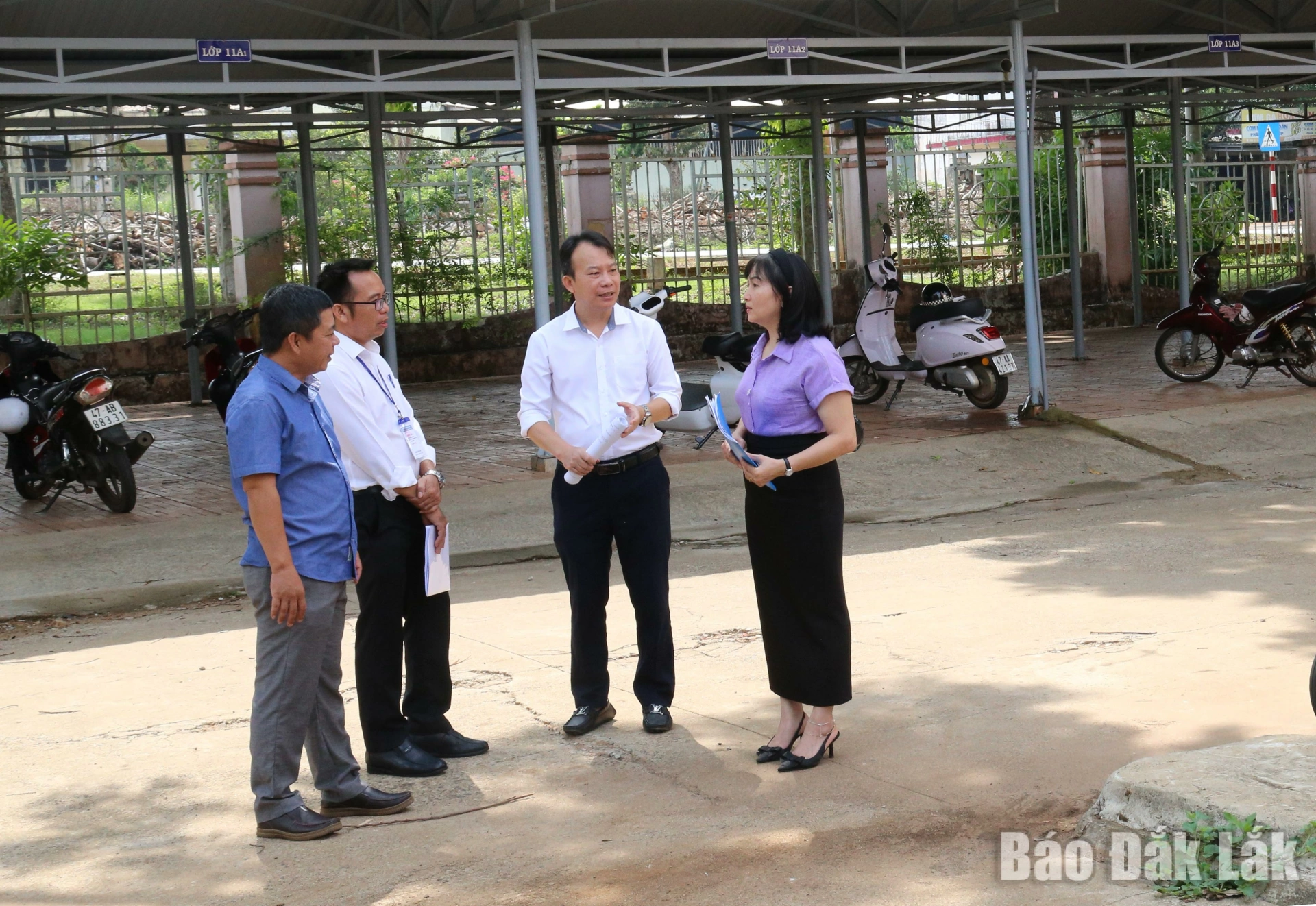 Công bố đường dây nóng và email tiếp nhận, xử lý thông tin Kỳ thi tốt nghiệp THPT năm 2026 1 Các thành viên của đoàn kiểm tra thi tốt nghiệp THPT năm 2026 của Sở GD-ĐT kiểm tra thực tế tại điểm thi Trường THPT Việt Đức (xã Ea Ktur).