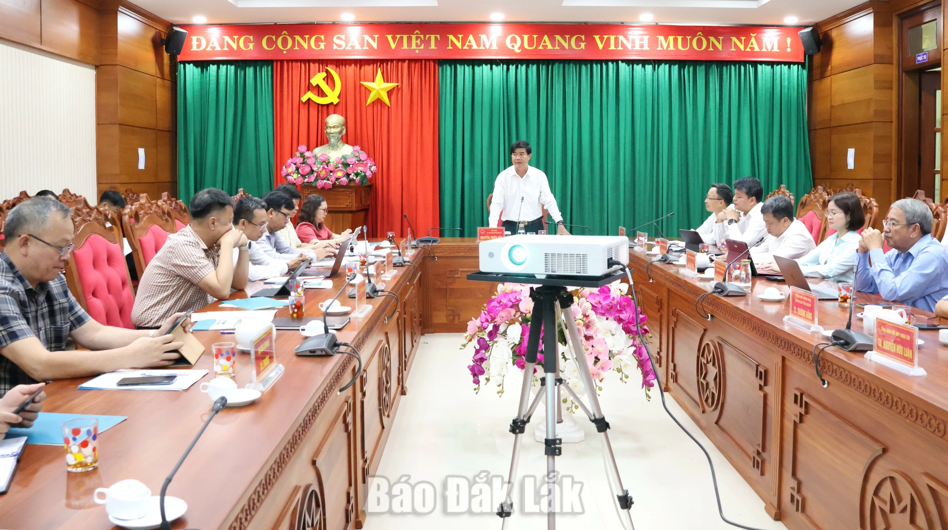 Lãnh đạo UBND tỉnh làm việc với Tổng Công ty Phân bón và Hóa chất Dầu khí về đề xuất dự án đầu tư 1 , Phó Chủ tịch UBND tỉnh Đắk Lắk Nguyễn Thiên Văn chủ trì buổi làm việc.